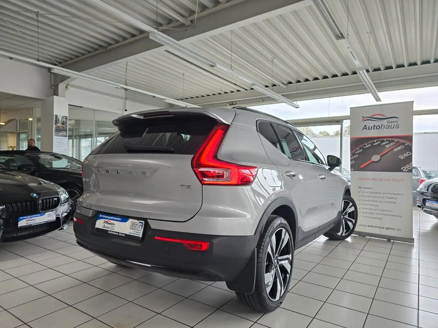 Volvo XC40 Plus Dark 2WD 8-Geartronic Panorama Silber - 2