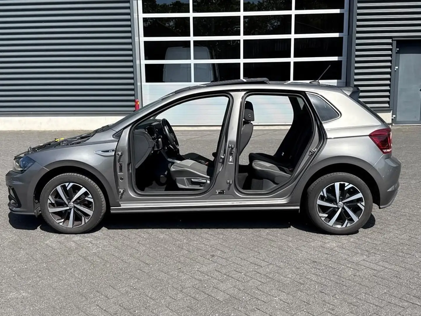 Volkswagen Polo 1.6 TDI Highline , R-Line , Navi , Panoramadak , P Grijs - 2