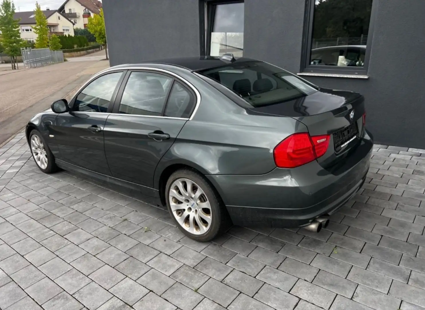 BMW 330 3 Lim. 330i xDrive/Automatik/Navi/1.Hand Grau - 2