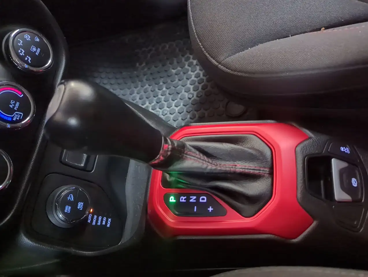 Jeep Renegade снимка Jeep Renegade