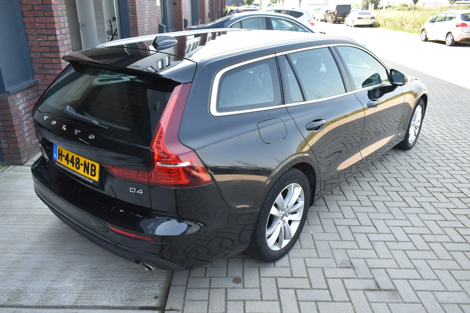 Volvo V60 2.0 D4 Momentum Noir - 2