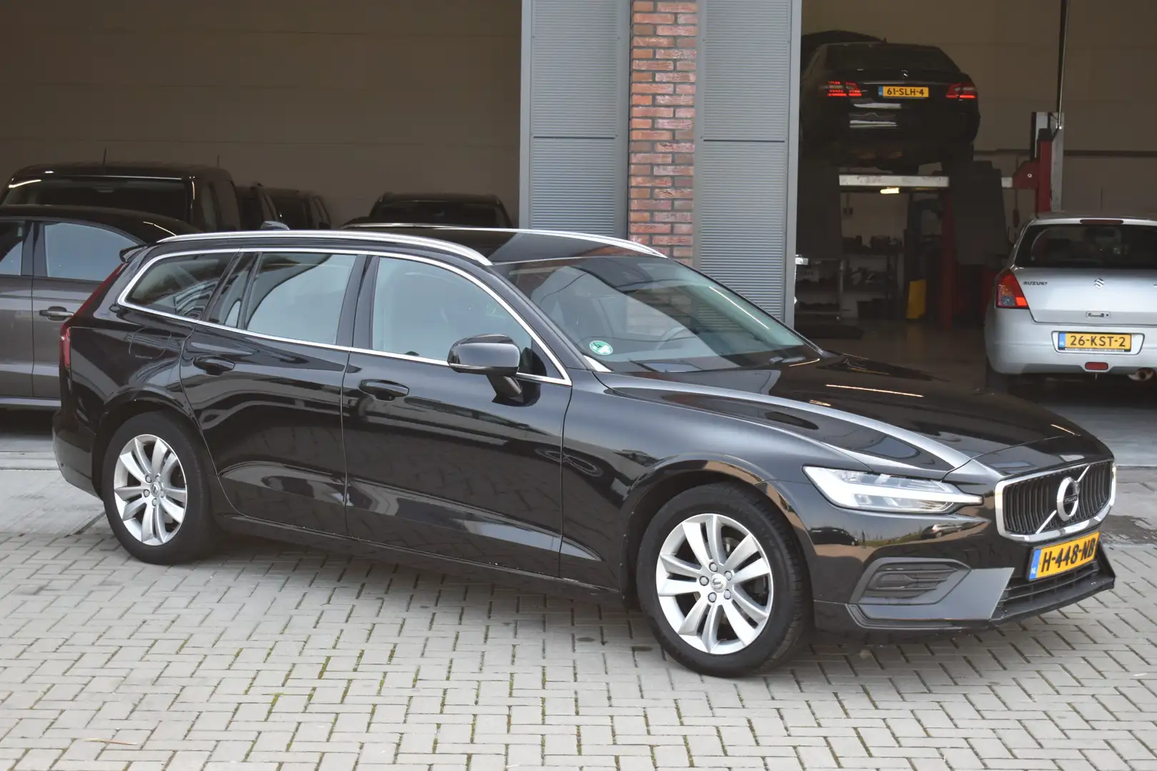 Volvo V60 2.0 D4 Momentum Noir - 1