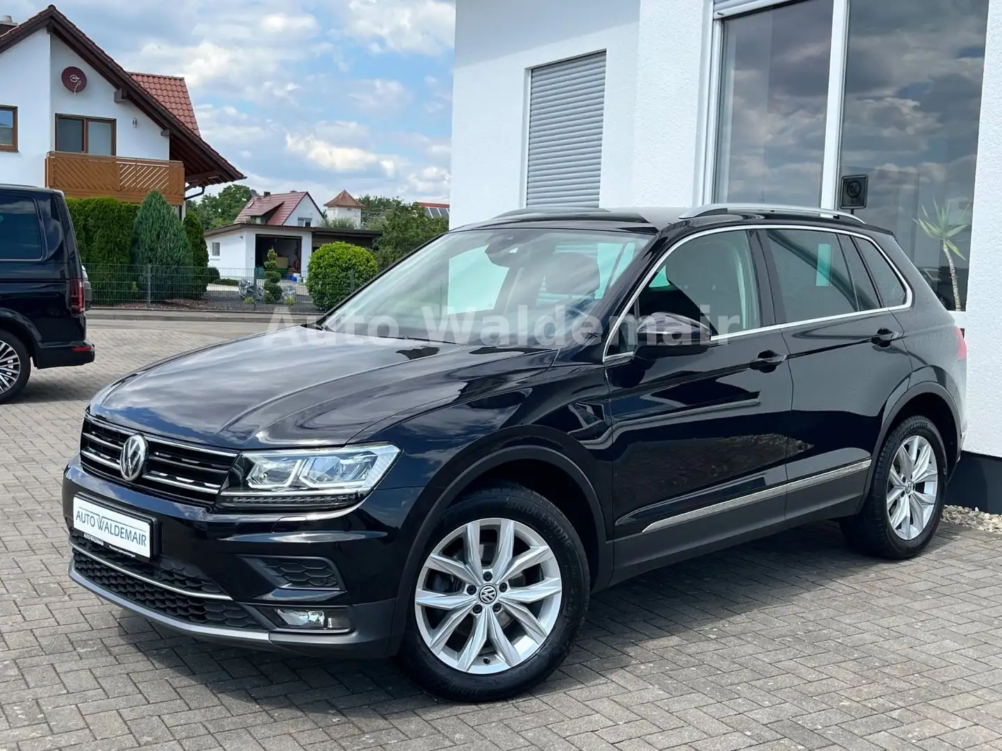 Volkswagen Tiguan Highline 4Motion AHK ACC Navi Sitzhzg Zwart - 1