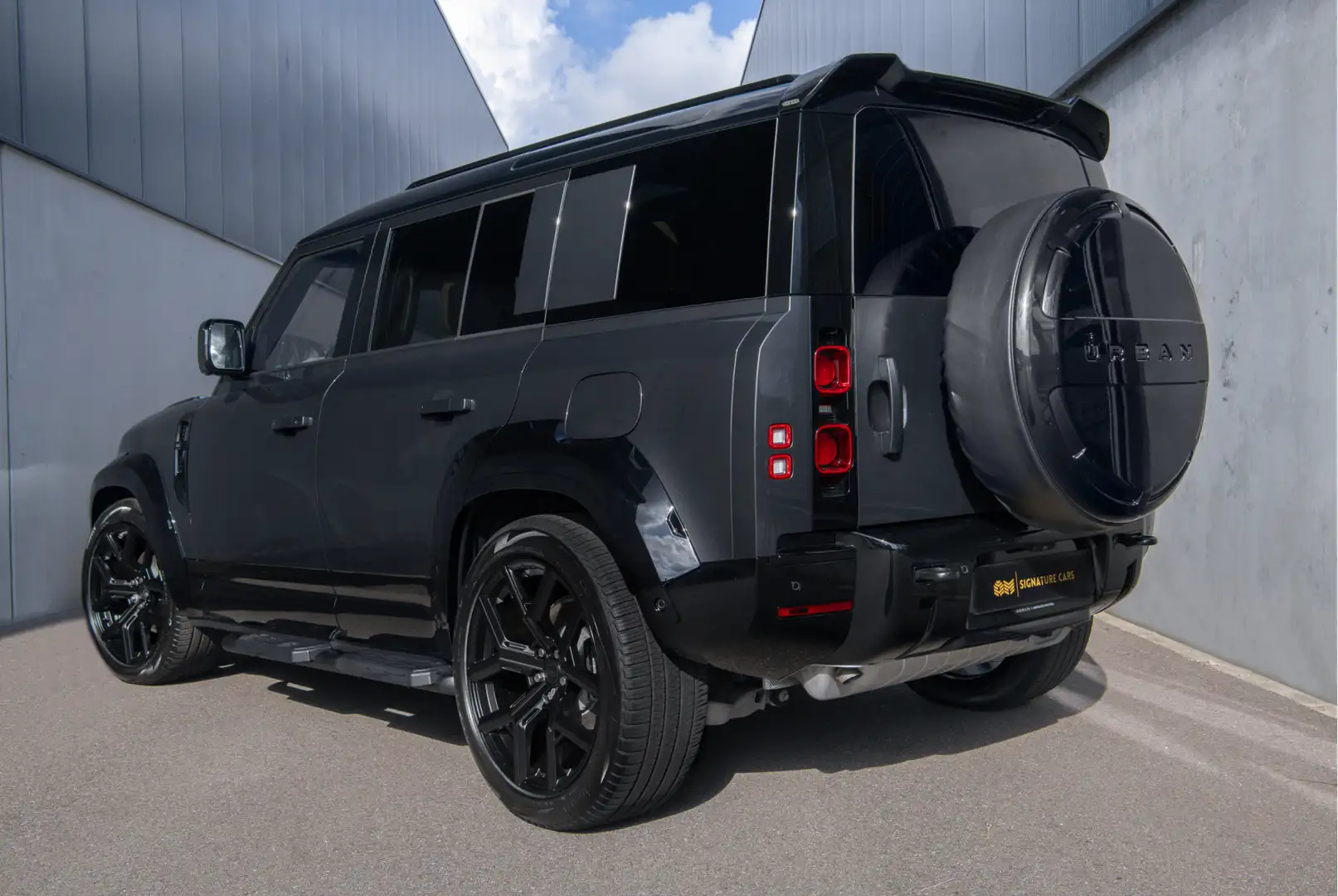 Land Rover Defender 110 2.0 P300e 110 X-Dynamic HSE Urban Wide Track S Grijs - 2