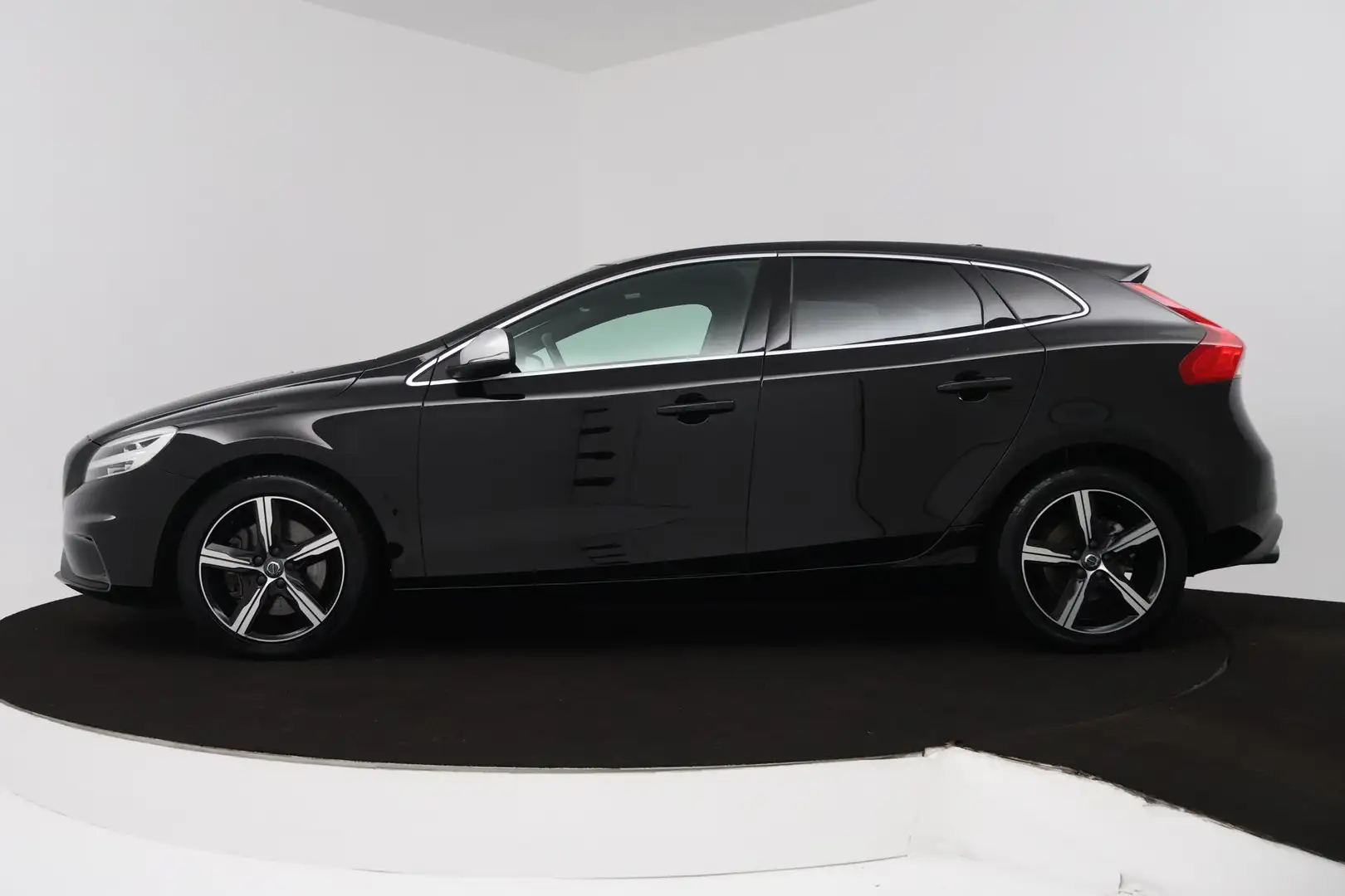 Volvo V40 1.5 T3 Polar+ Sport (PANORAMADAK, CAMERA, NAVIGATI Zwart - 2