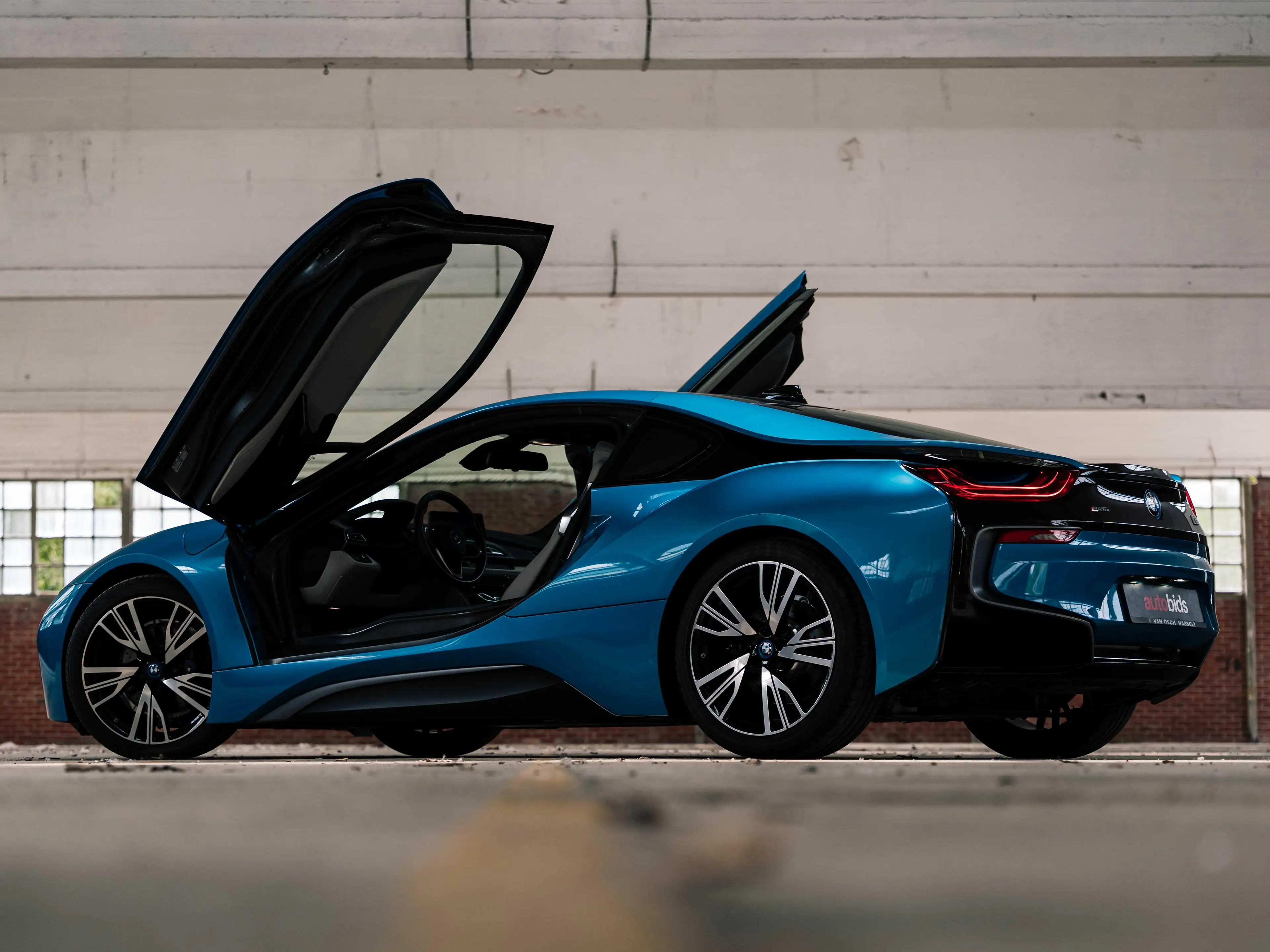 BMW i8 Pure impulse . Laser Lights . 1st owner — photo 3