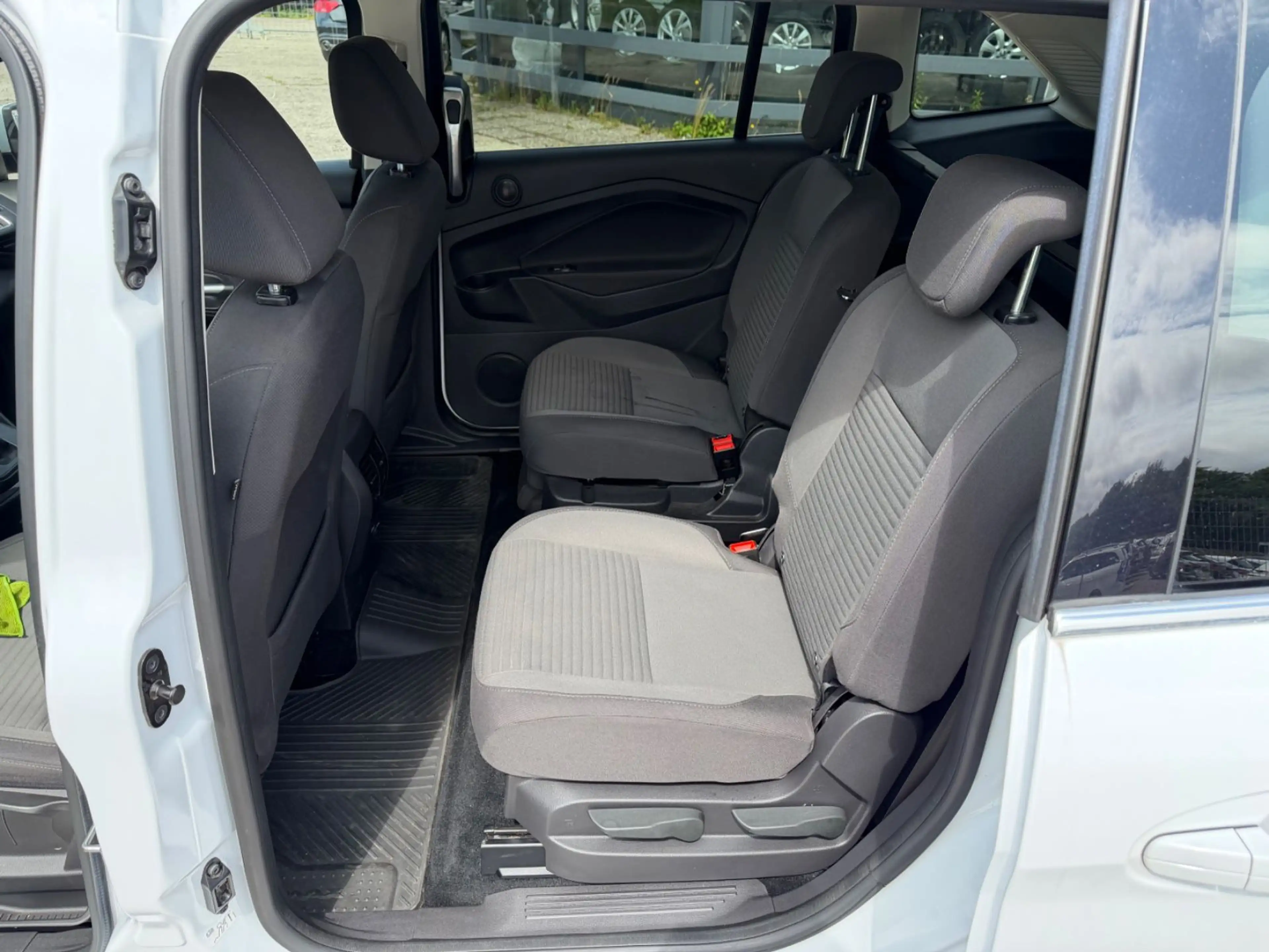 Ford Grand C-Max Grand C-MAX Titanium — photo 10