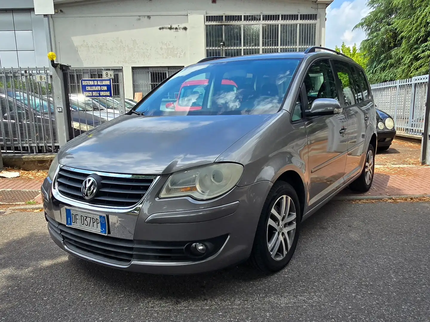 Volkswagen Touran 1.9 TDI DSG Trendline 7 POSTI OK NEOPATENTATI Grigio - 1