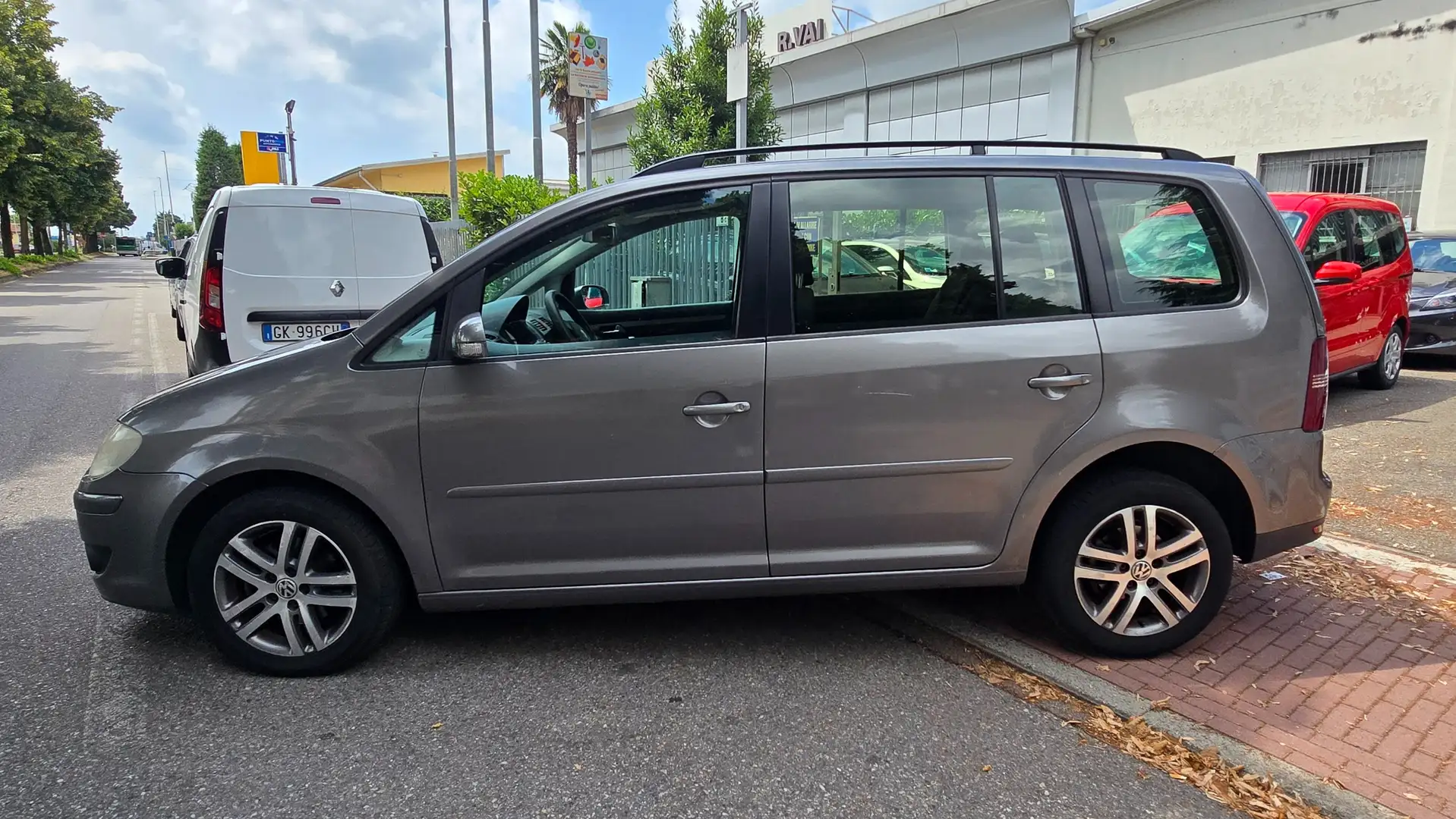 Volkswagen Touran 1.9 TDI DSG Trendline 7 POSTI OK NEOPATENTATI Grigio - 2
