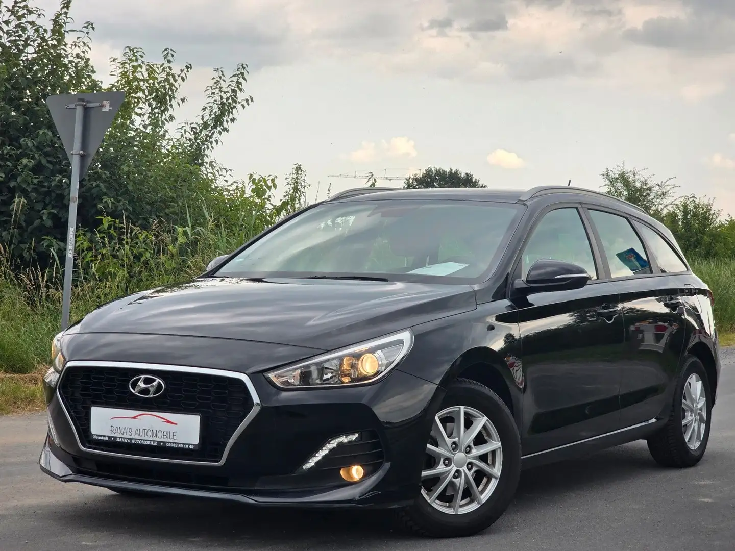 Hyundai i30 cw Select Schwarz - 1