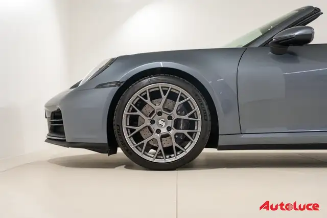 Porsche 911 view 7