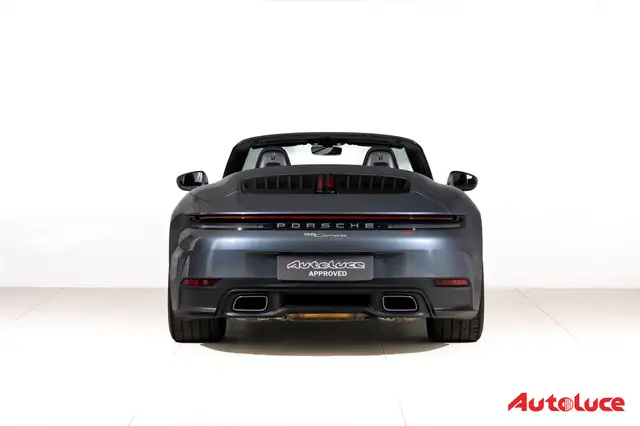 Porsche 911 view 5