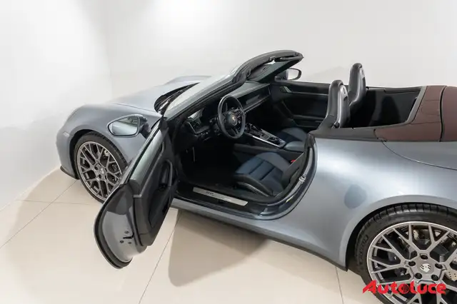 Porsche 911 view 8