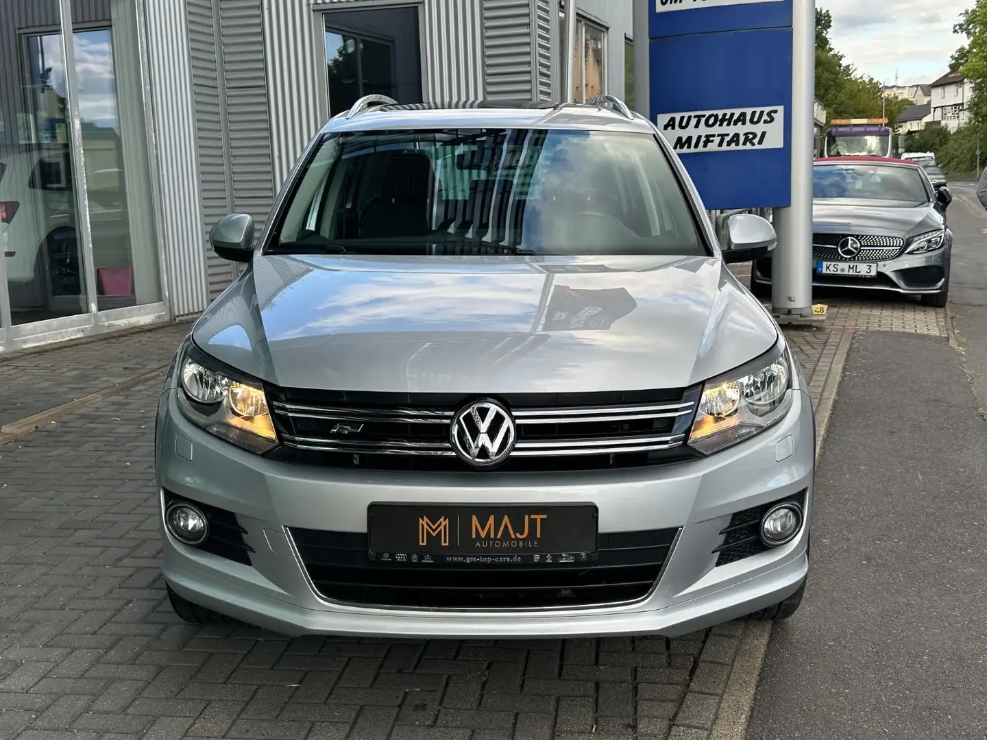 Volkswagen Tiguan Sport & Style R Line PDC Panorama SHZ AHK Silber - 2