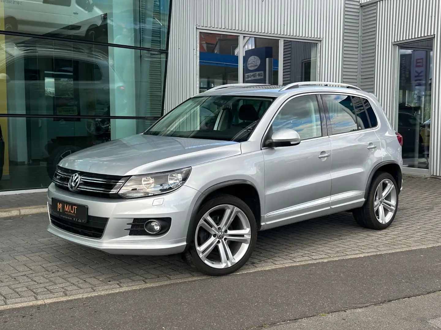 Volkswagen Tiguan Sport & Style R Line PDC Panorama SHZ AHK Silber - 1