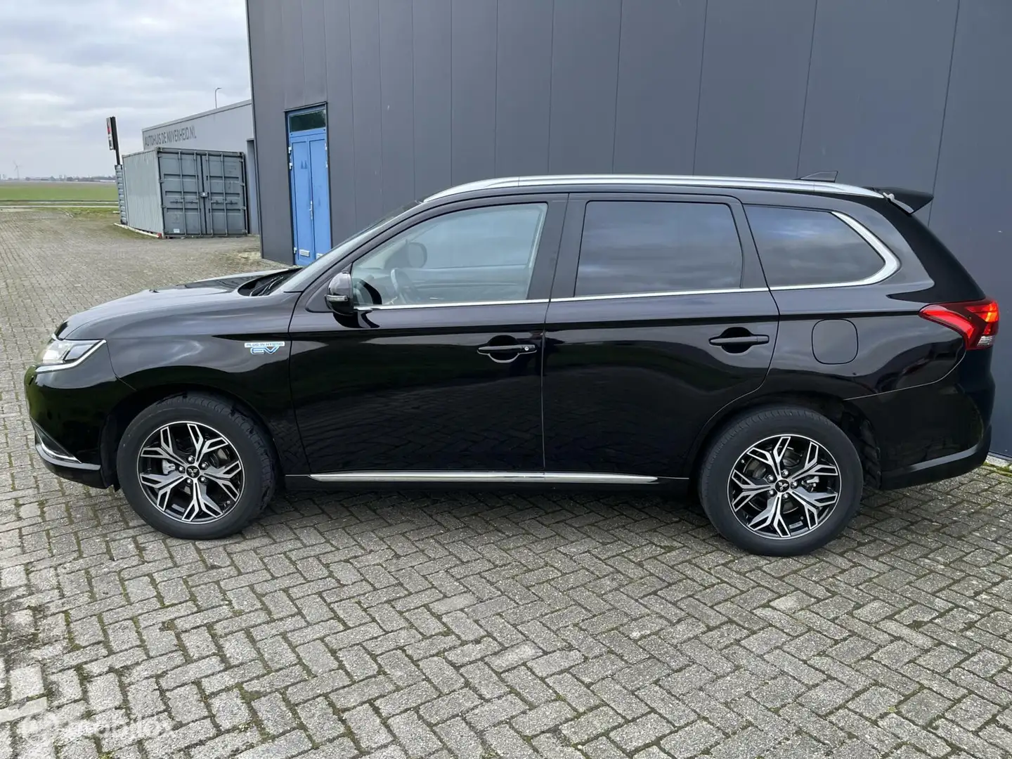 Mitsubishi Outlander 2.4 PHEV Pure 18" lm velgen trekhaak Zwart - 2