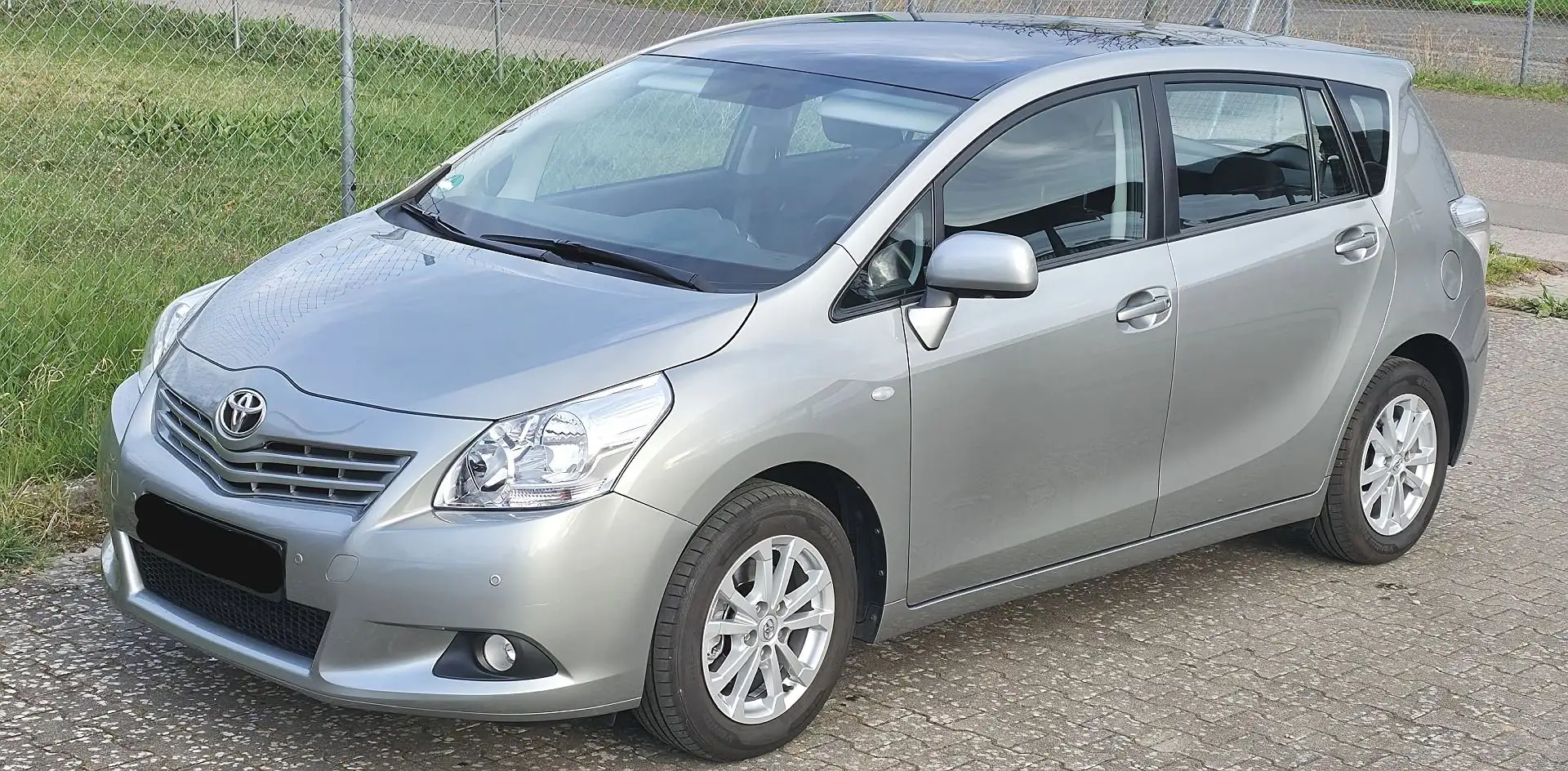 Toyota Verso Verso Edition Automatik 1.Hand AHK PDC Panorama Срібний - 1