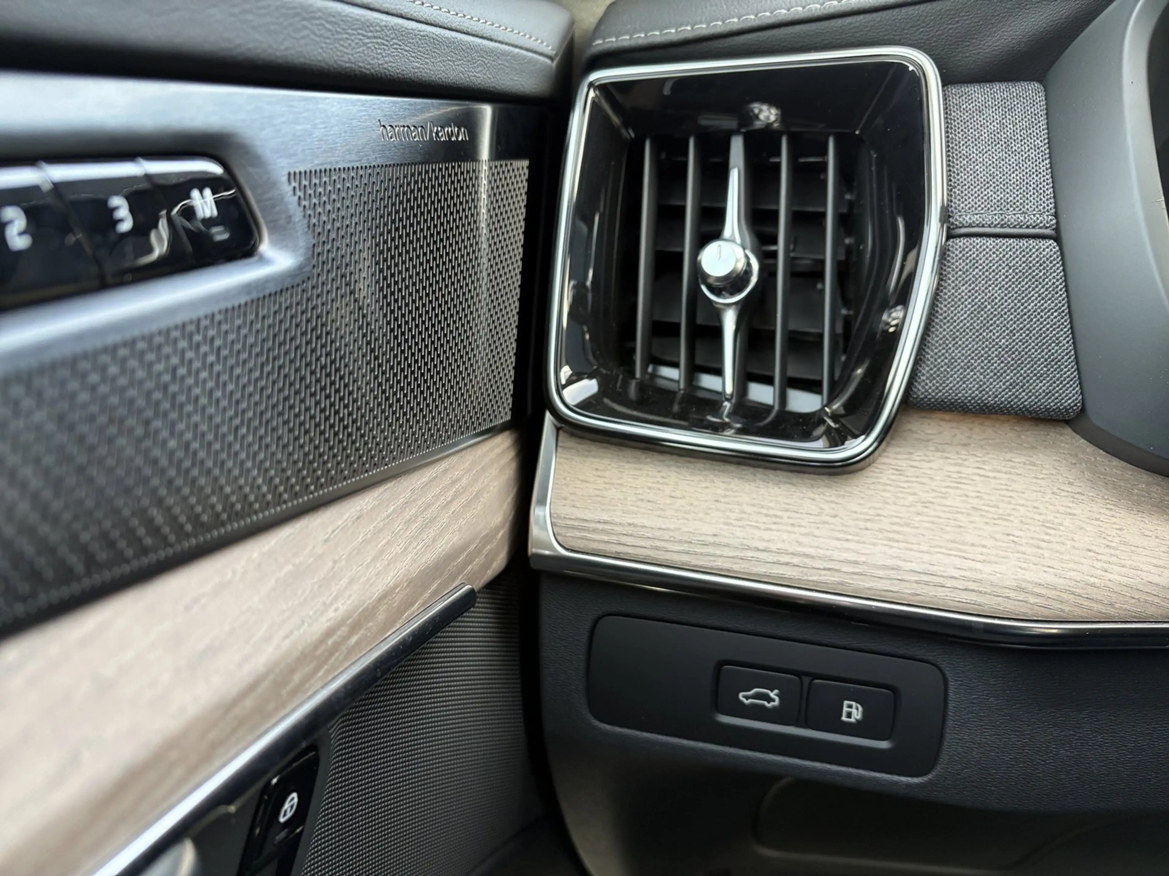 Volvo XC90 T8 AWD Plug-in Hybrid — photo 10