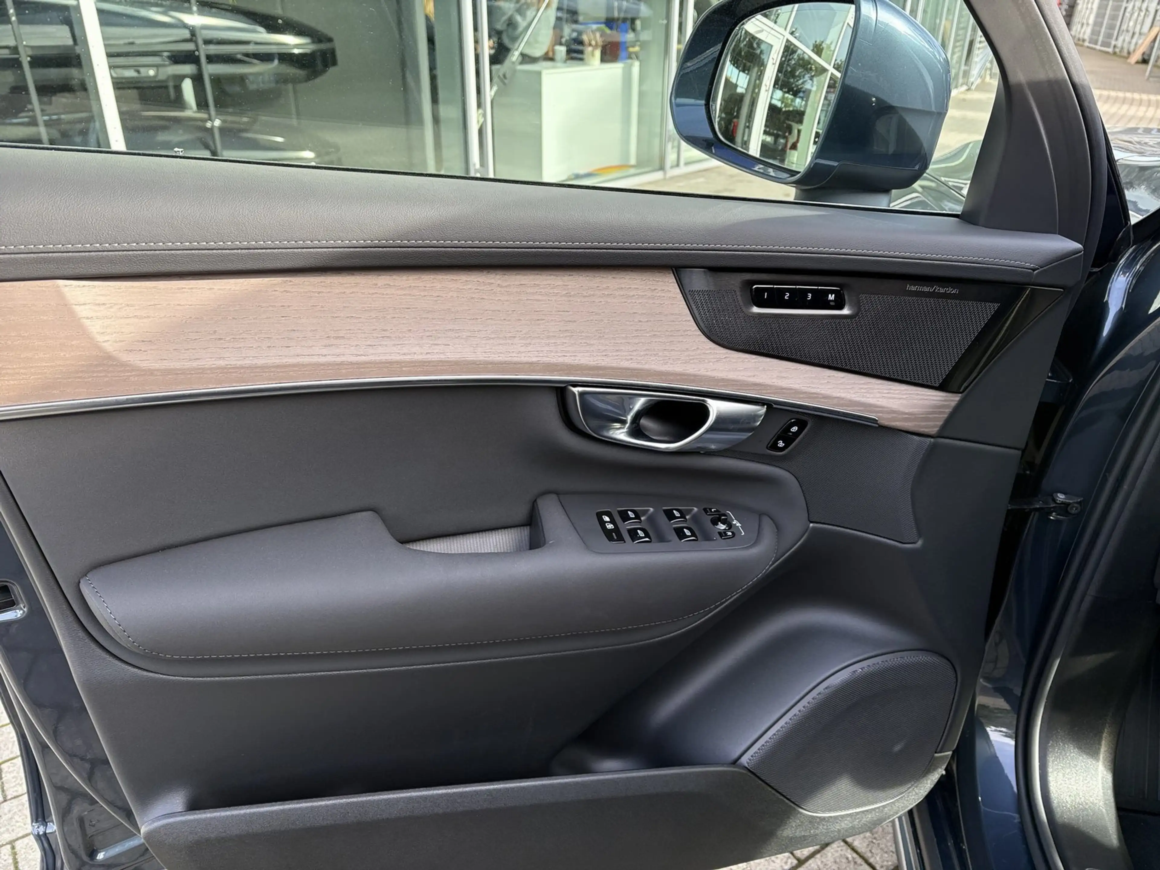 Volvo XC90 T8 AWD Plug-in Hybrid — photo 8