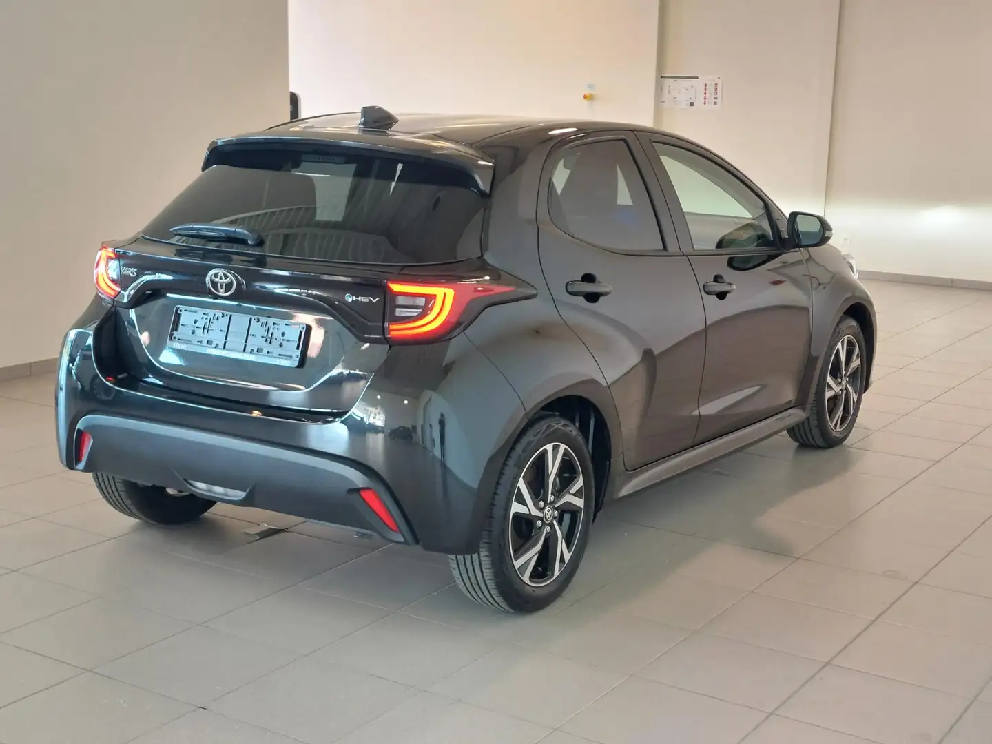 Toyota Yaris 1.5 VVT-i Hybrid Iconic e-CVT Negro - 2