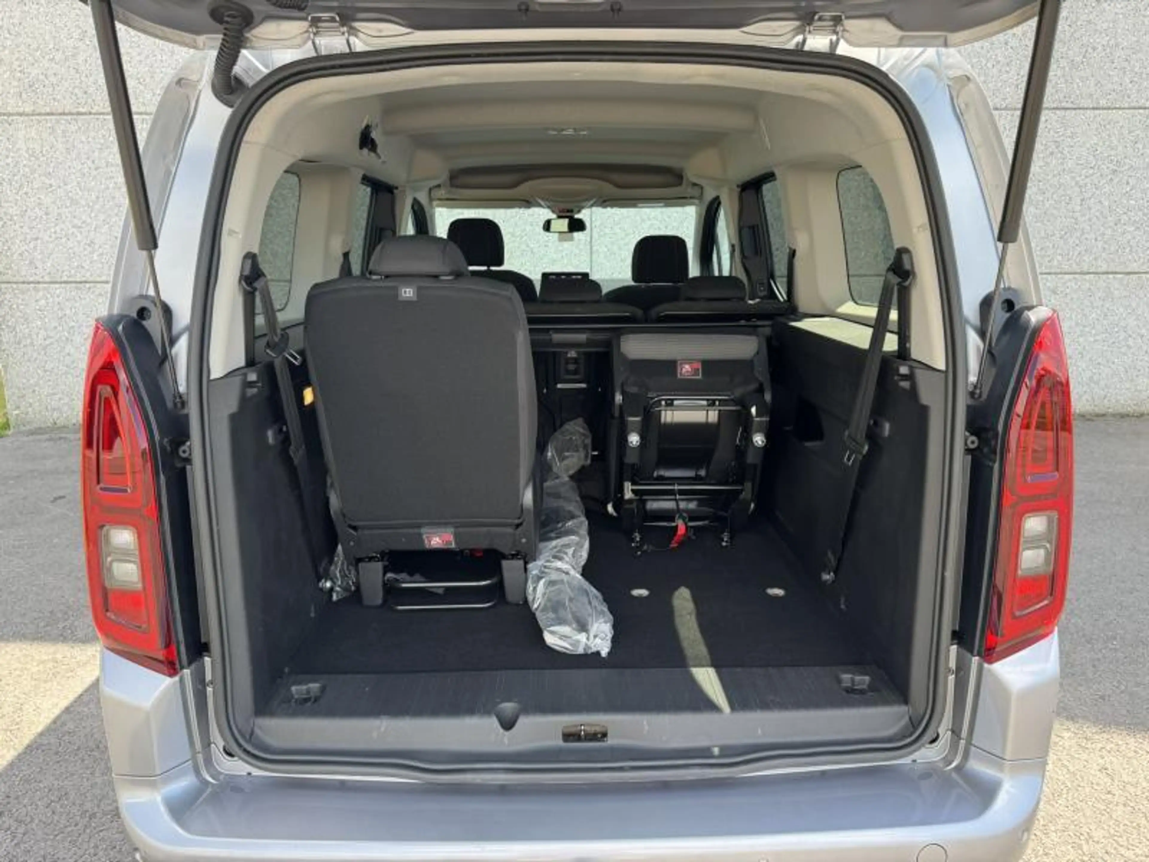 Toyota Verso 1.2 essence M/T MPV 7 places avec Seulement 32835 — photo 11