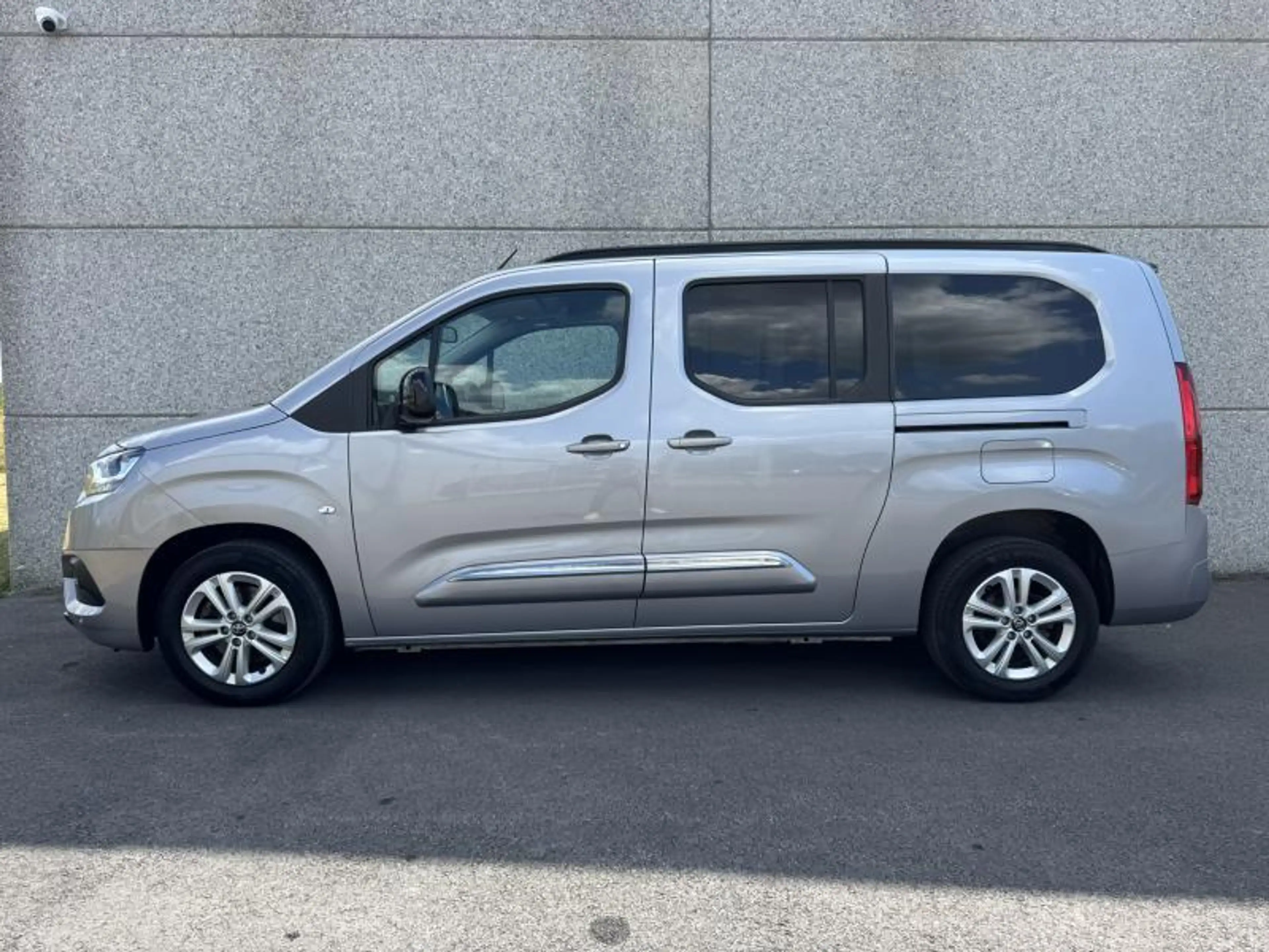 Toyota Verso 1.2 essence M/T MPV 7 places avec Seulement 32835 — photo 4