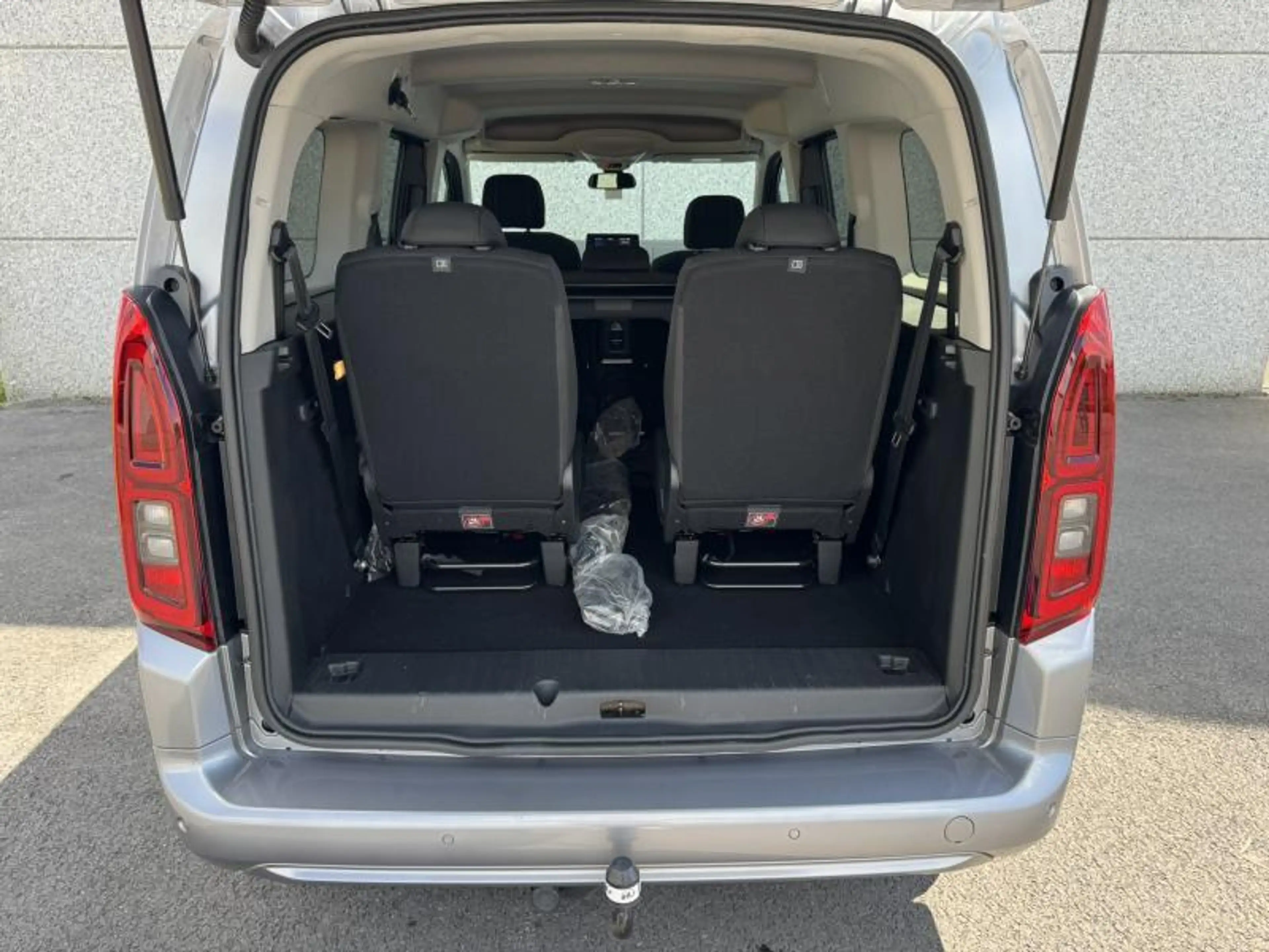 Toyota Verso 1.2 essence M/T MPV 7 places avec Seulement 32835 — photo 10