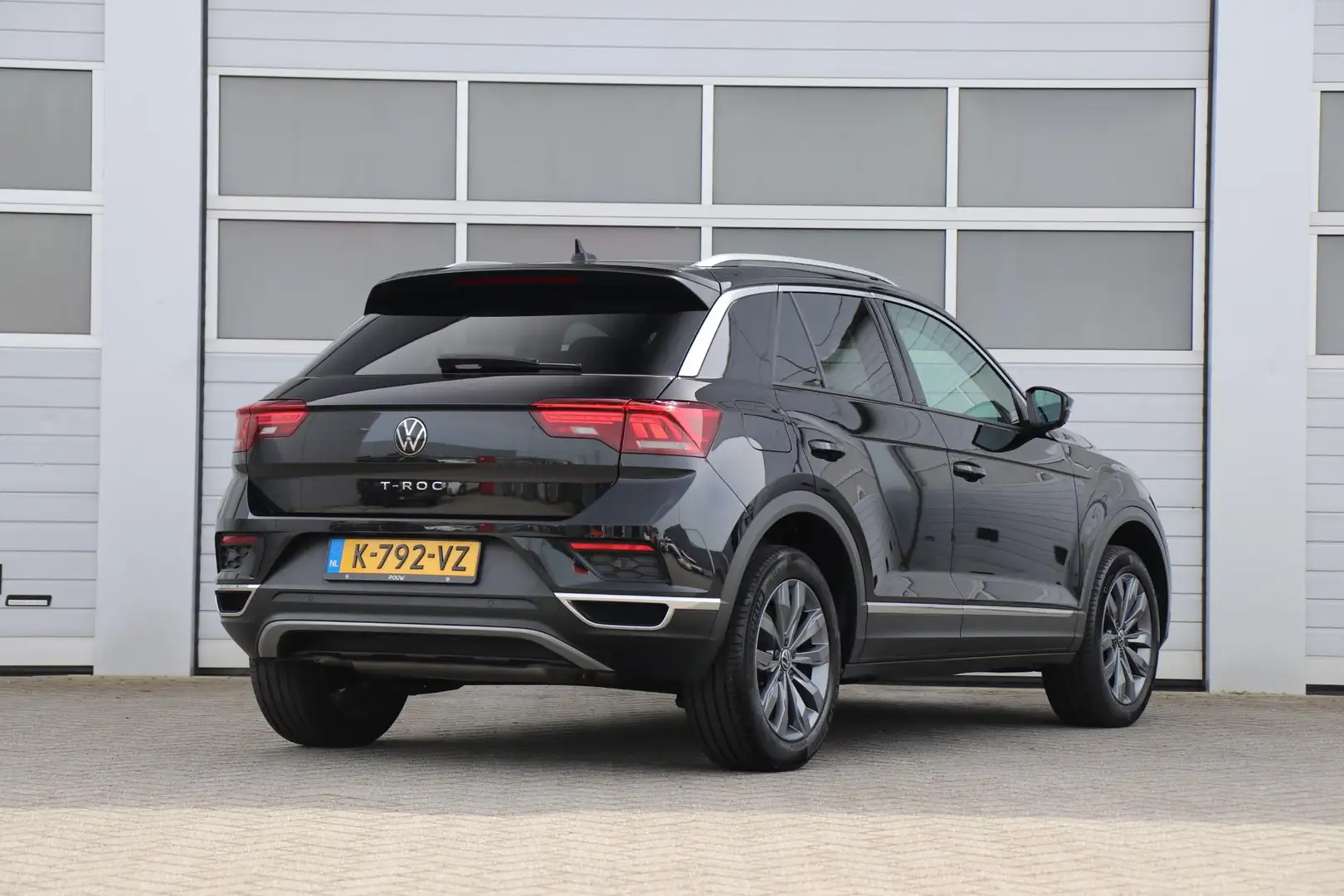 Volkswagen T-Roc 1.5 TSI 150pk DSG Sport | Parkeersensoren | Active Zwart - 2