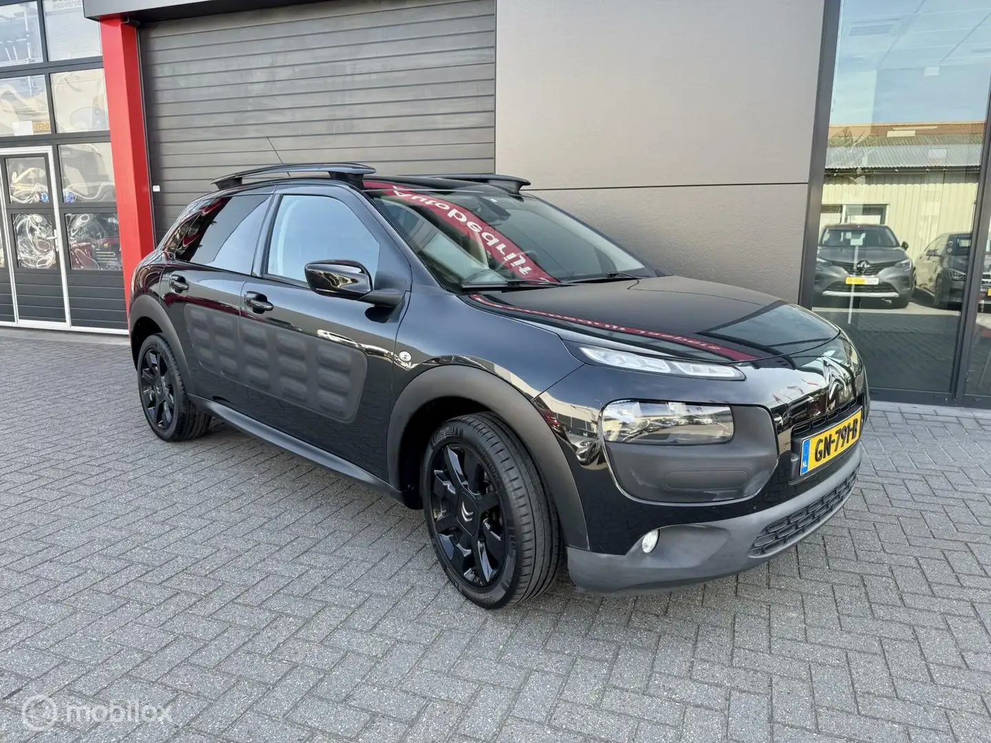 Citroen C4 Cactus 1.2 PureTech Shine Zwart - 2