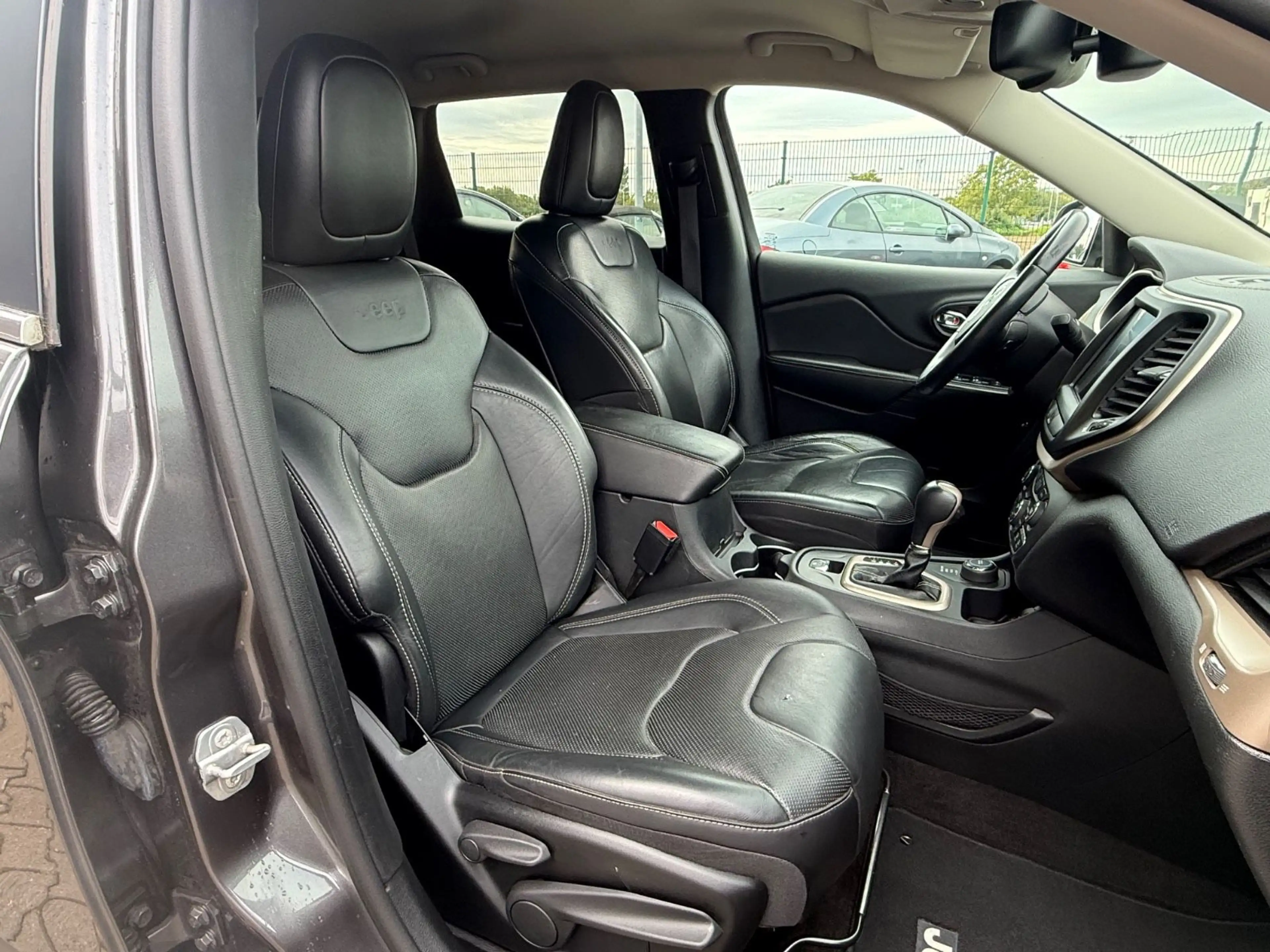 Jeep Cherokee Limited 4WD — photo 10