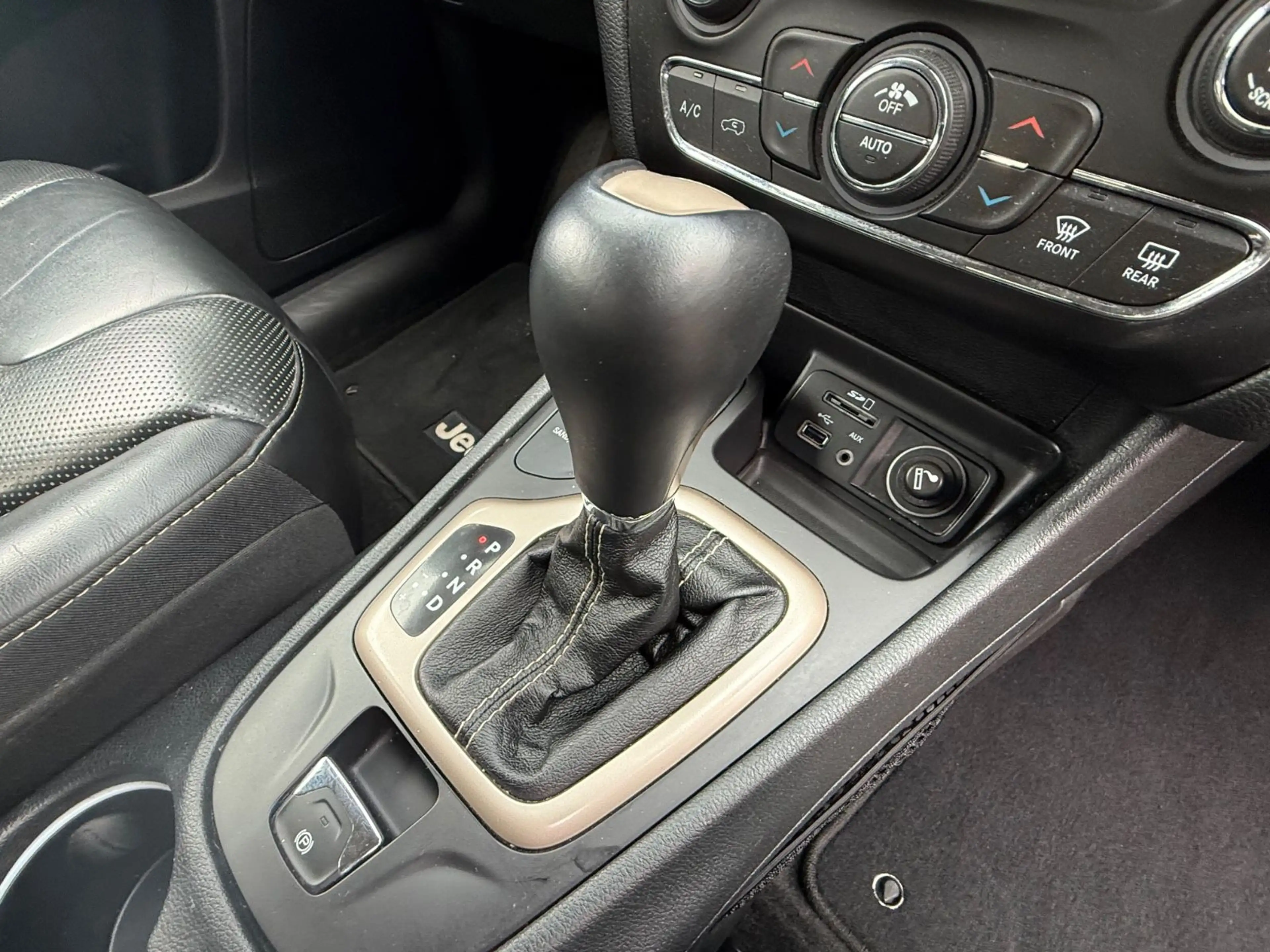 Jeep Cherokee Limited 4WD — photo 14