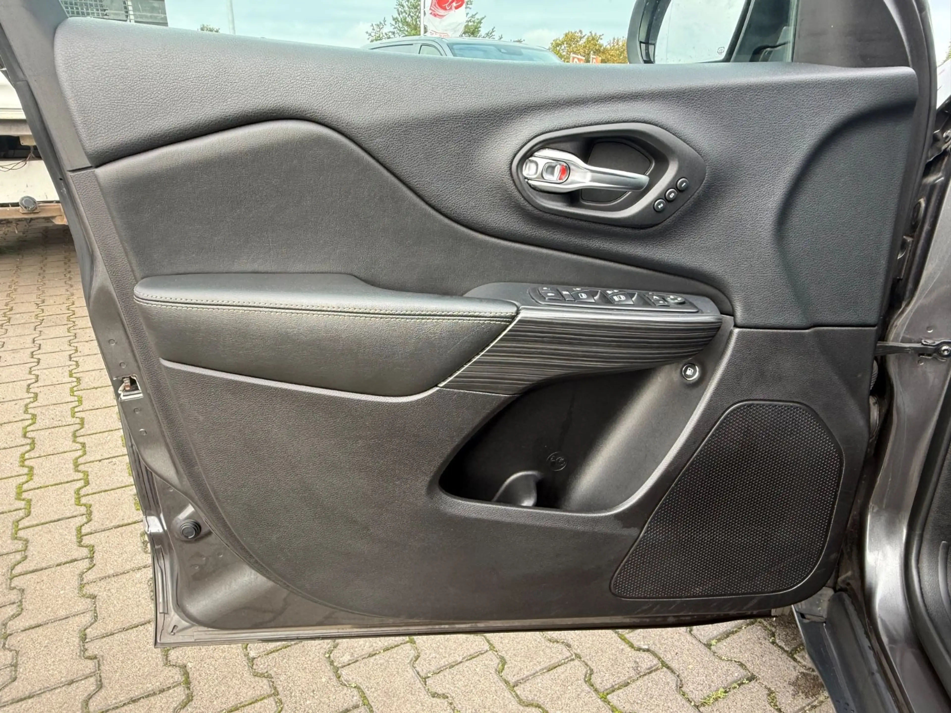 Jeep Cherokee Limited 4WD — photo 15