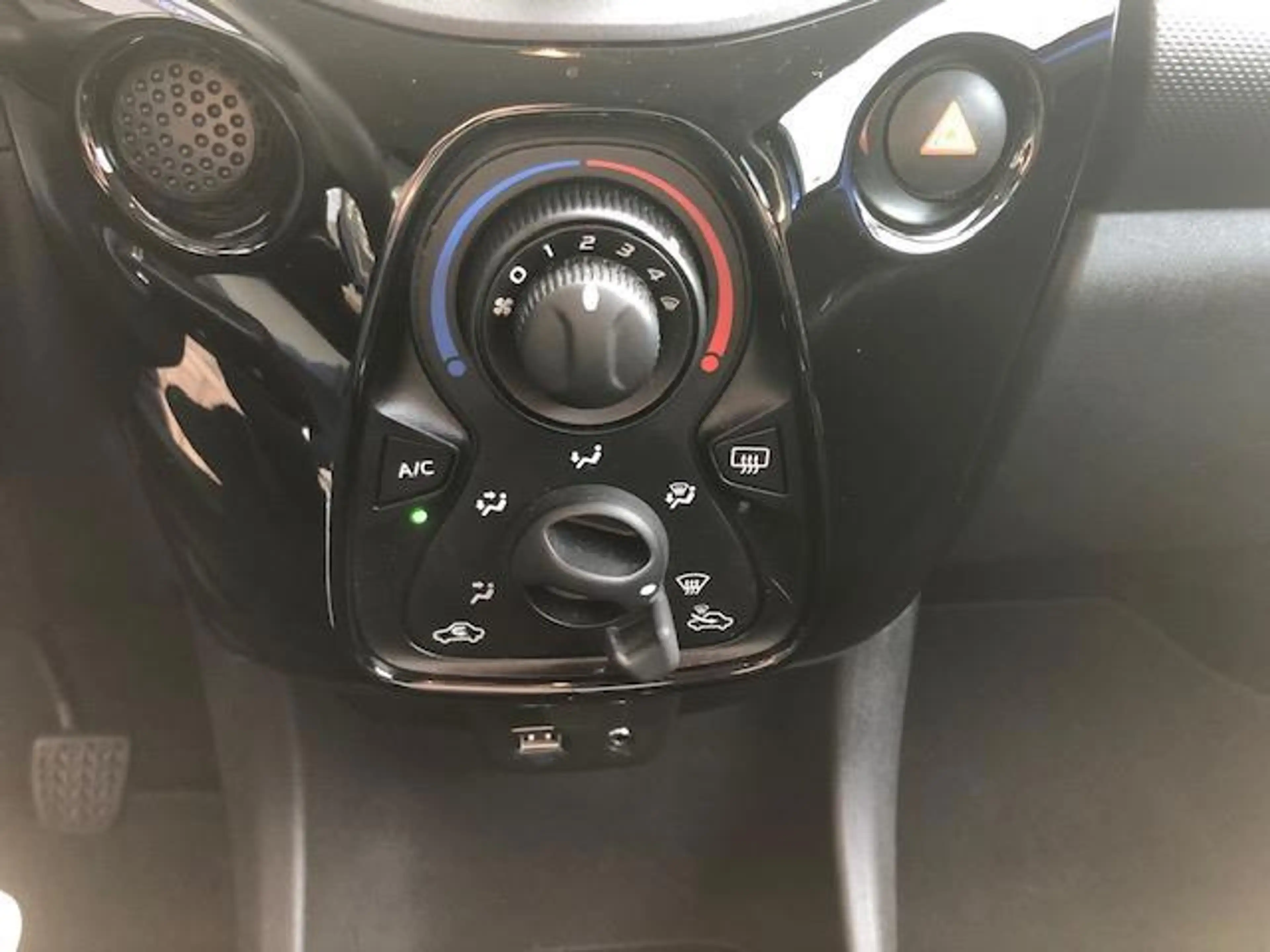 Citroen C1 1.0 VTi Feel — photo 4