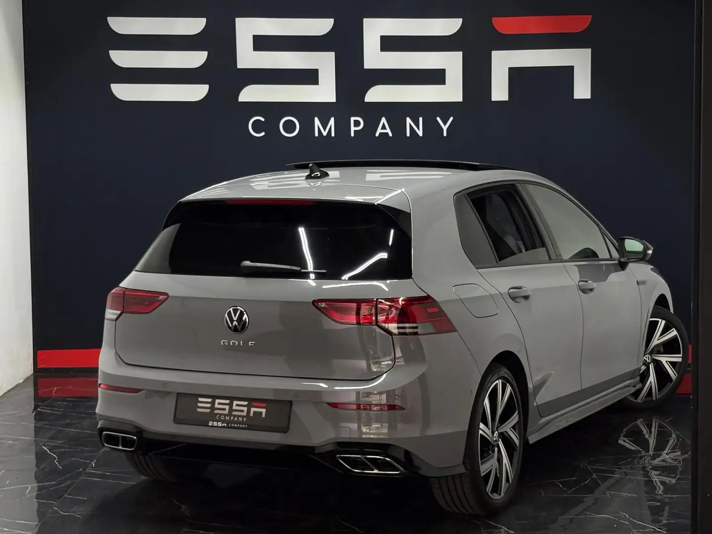 Volkswagen Golf 1.5 eTSI R-Line Harman Pano IQ Camera ACC Grijs - 2