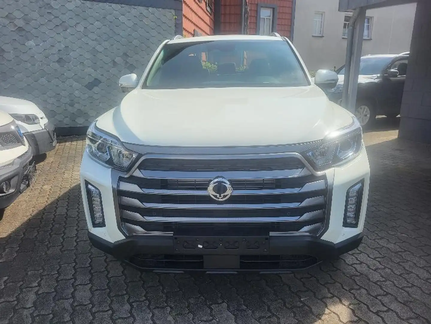 SsangYong Musso GRAND TITANIUM 2.2D 4x4 AT+AHK 3.5t+XENON+ Blanco - 2