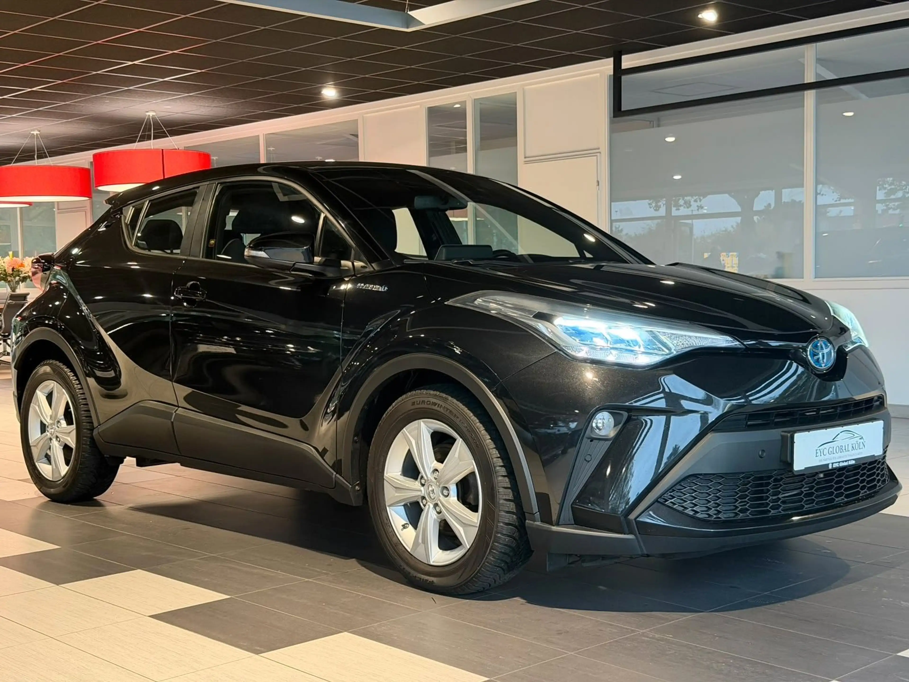 Toyota C-HR Hybrid Active 1.8 L 4 Cylinder CVT — photo 2