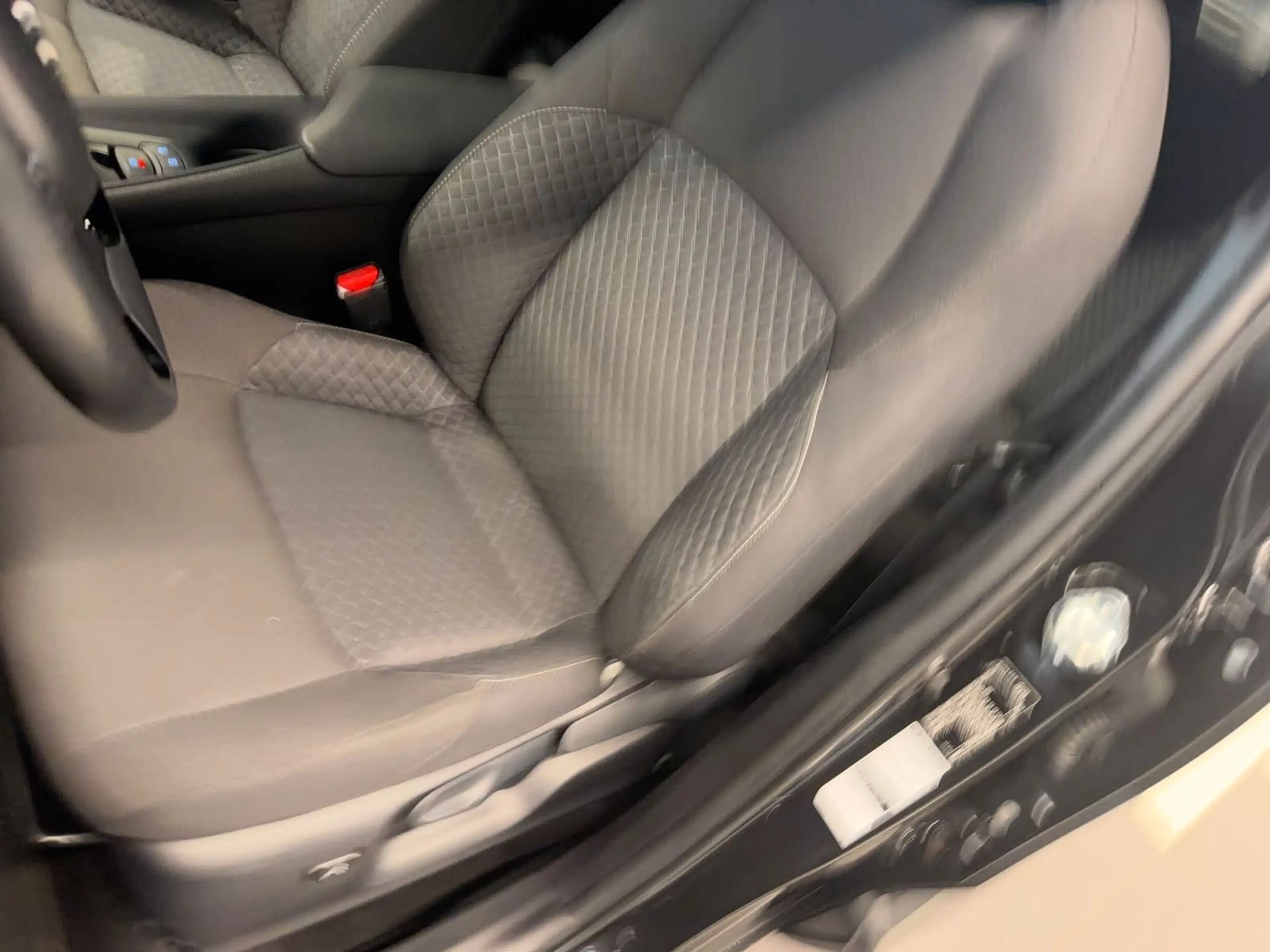 Toyota C-HR Hybrid Active 1.8 L 4 Cylinder CVT — photo 15