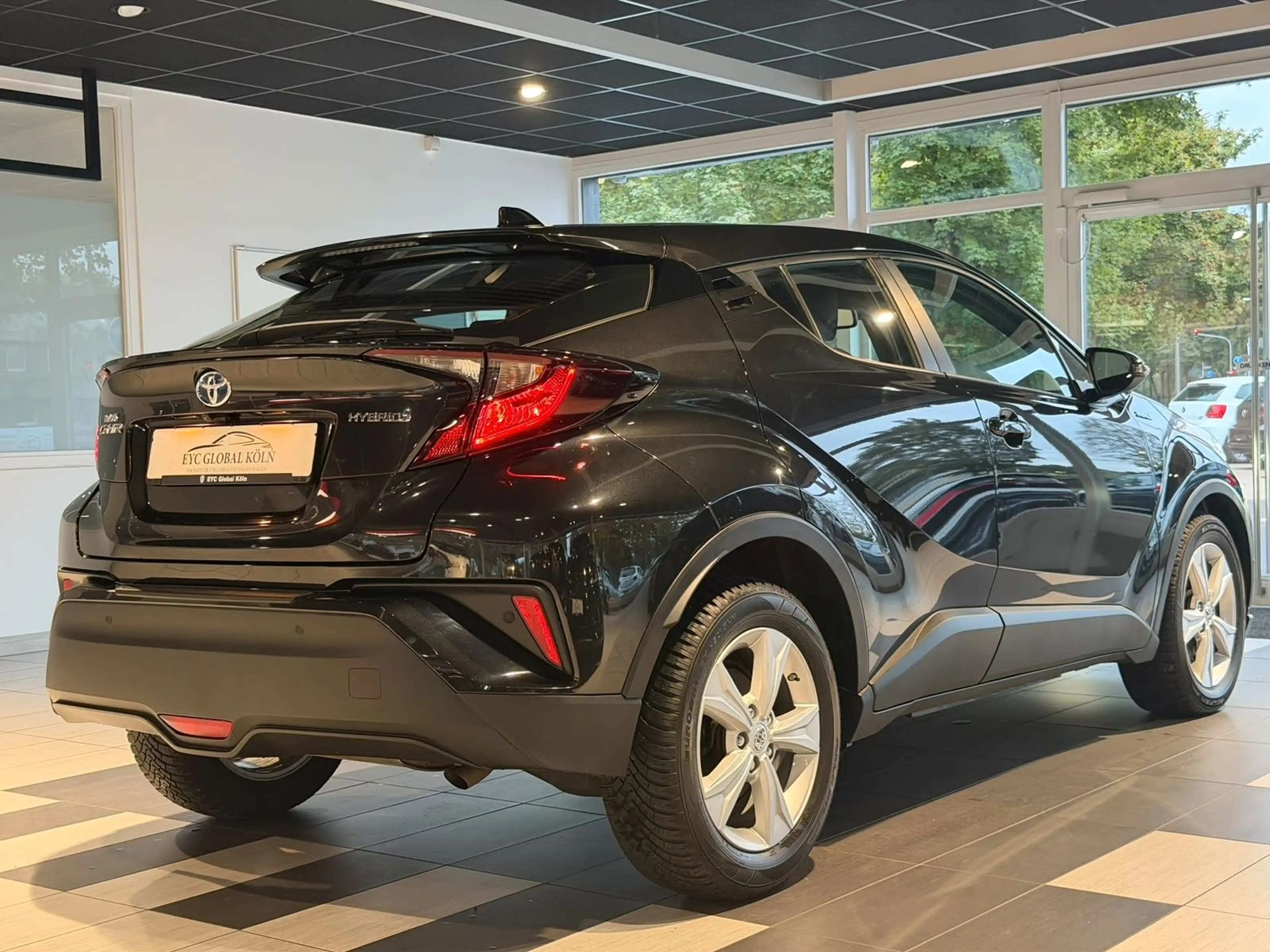 Toyota C-HR Hybrid Active 1.8 L 4 Cylinder CVT — photo 4