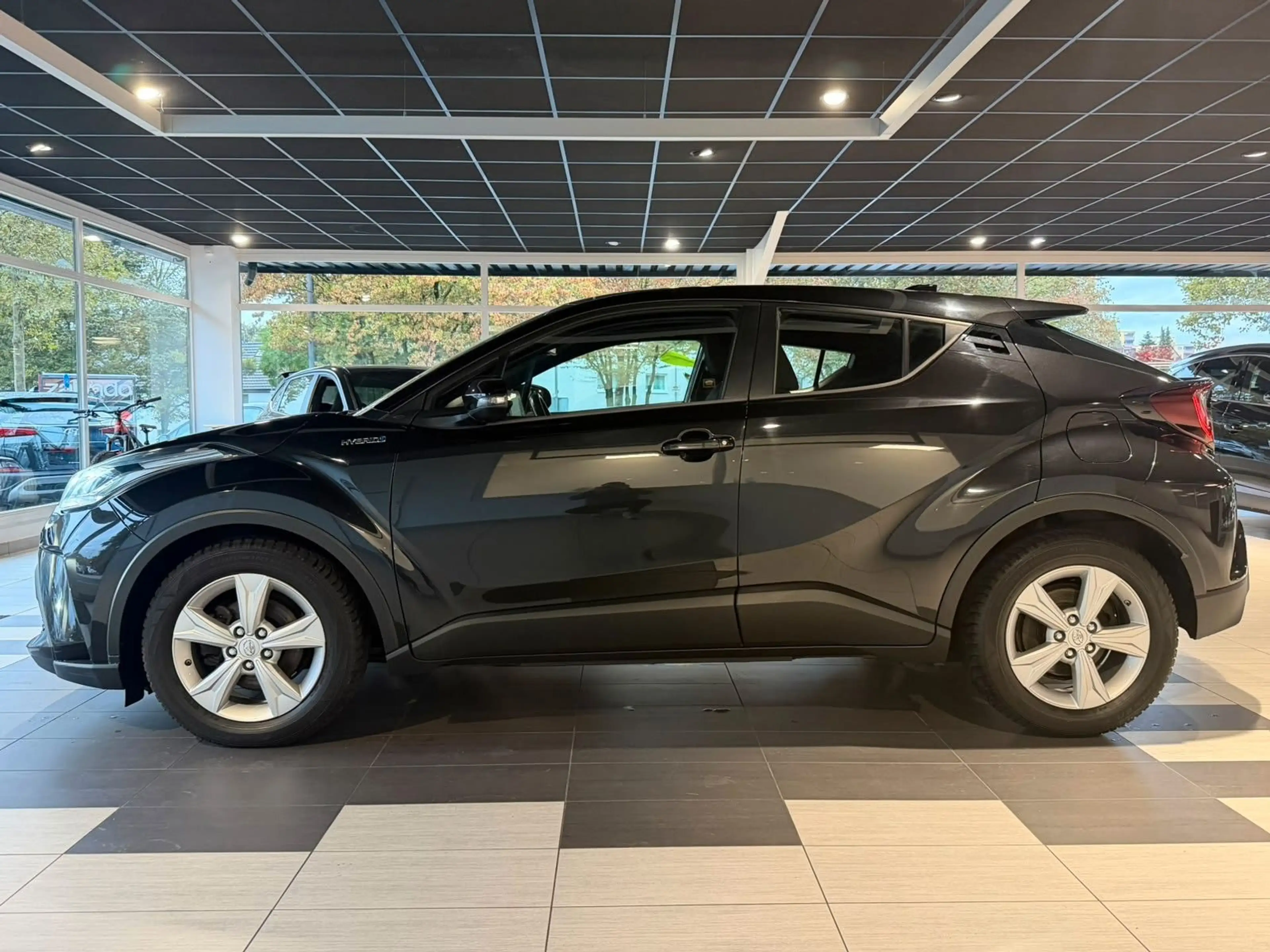 Toyota C-HR Hybrid Active 1.8 L 4 Cylinder CVT — photo 6