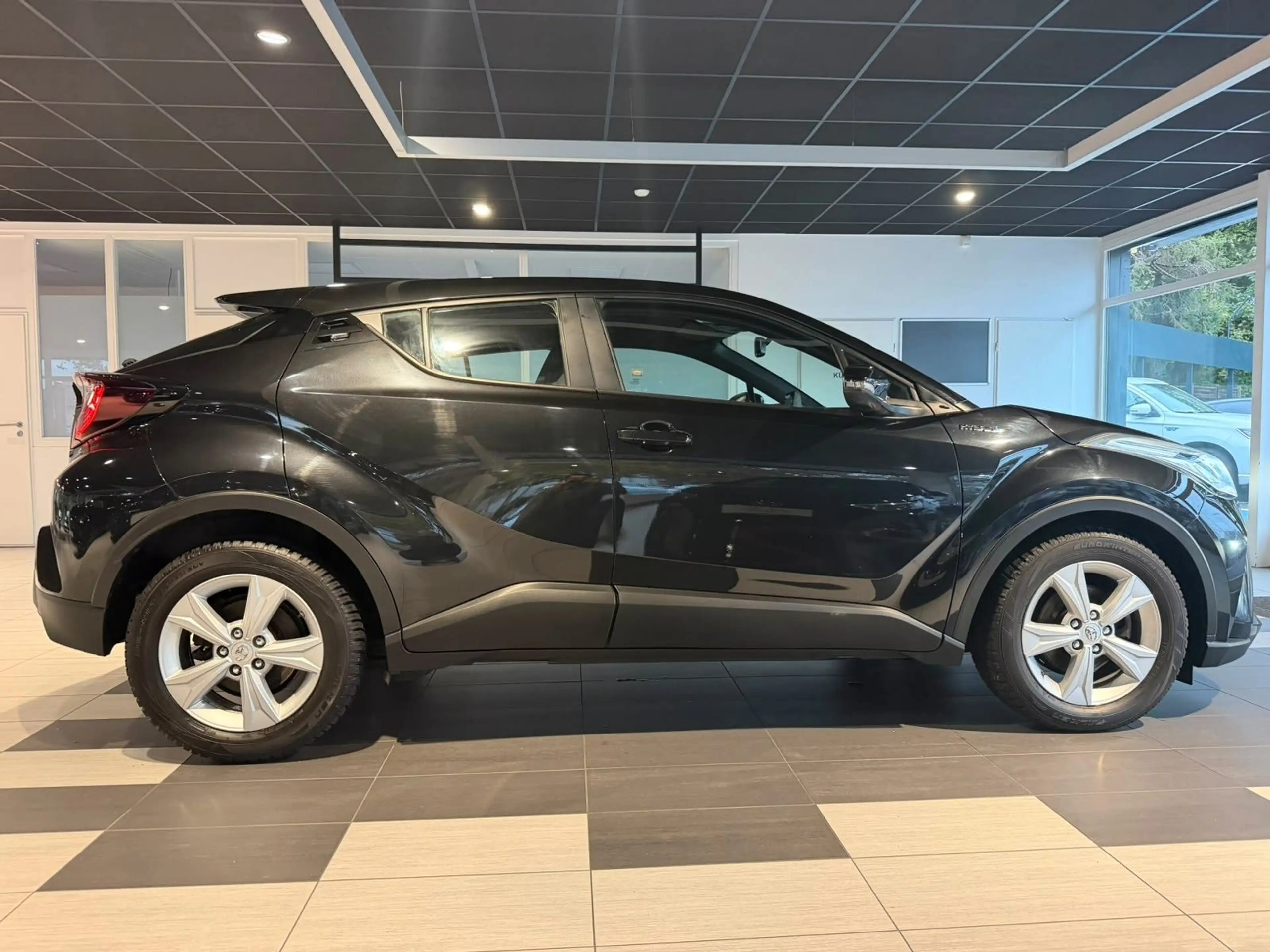 Toyota C-HR Hybrid Active 1.8 L 4 Cylinder CVT — photo 5