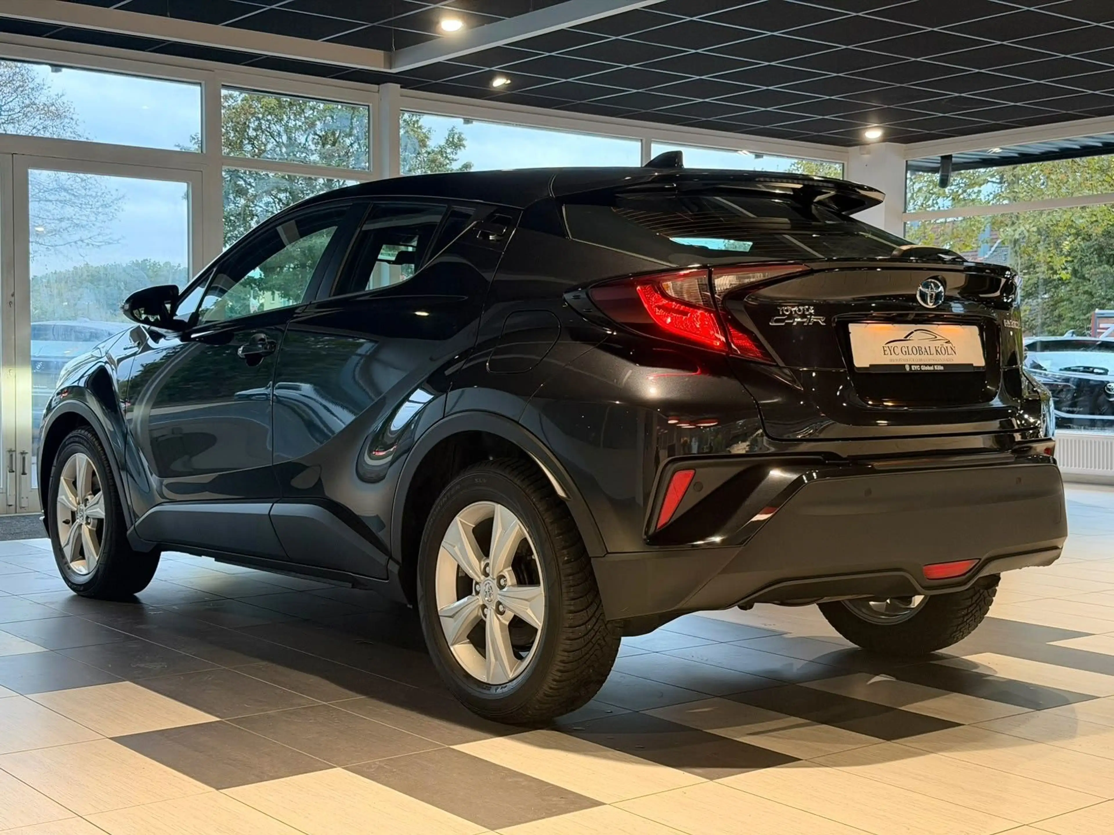 Toyota C-HR Hybrid Active 1.8 L 4 Cylinder CVT — photo 3