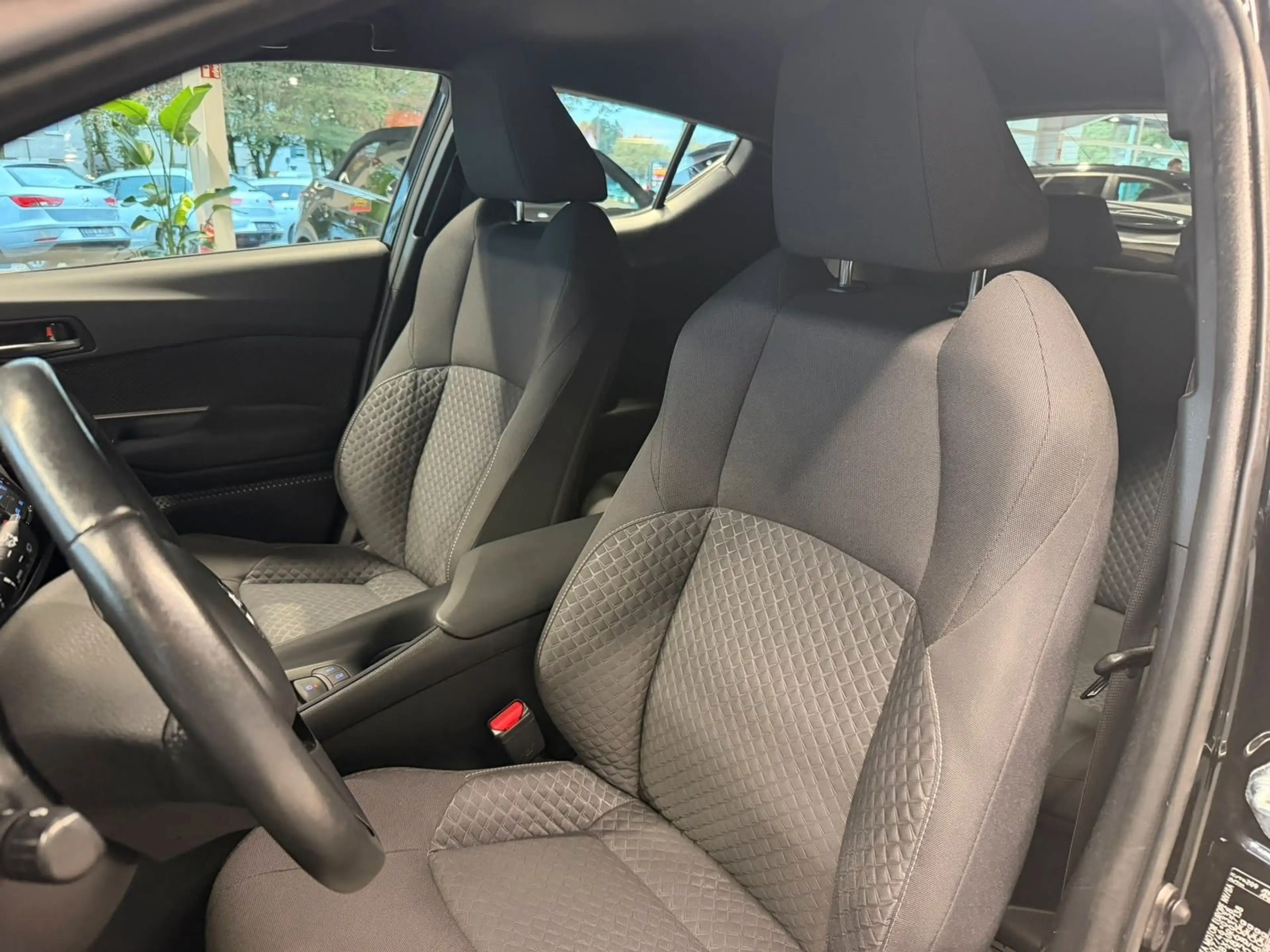 Toyota C-HR Hybrid Active 1.8 L 4 Cylinder CVT — photo 14