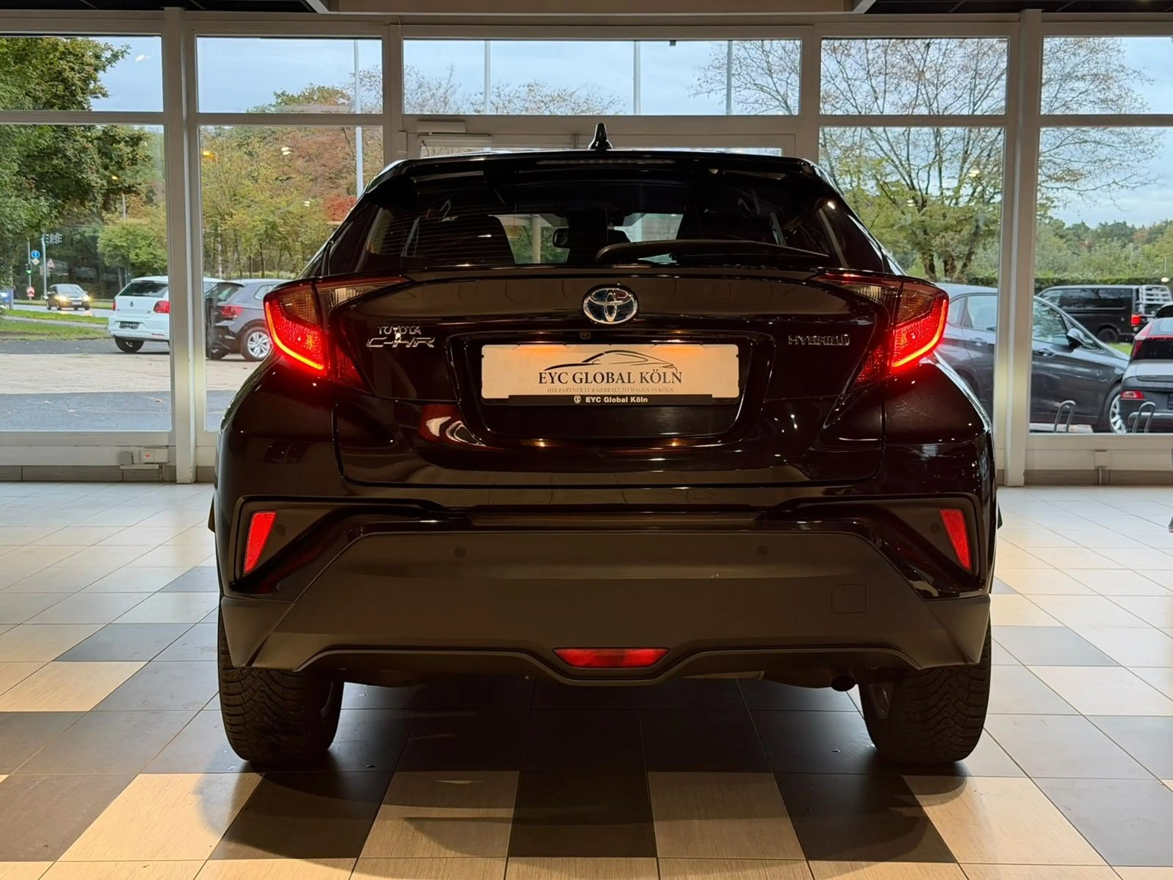 Toyota C-HR Hybrid Active 1.8 L 4 Cylinder CVT — photo 8