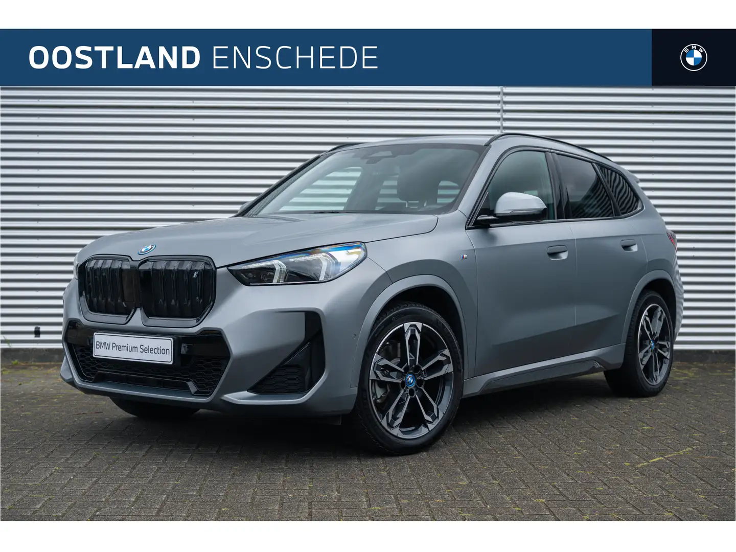 BMW iX1 xDrive30 M Sport / Achteruitrijcamera / Sportstoel Grijs - 1