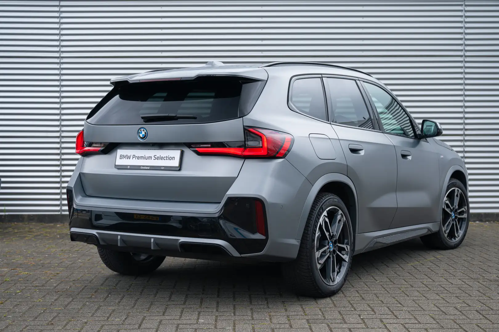BMW iX1 xDrive30 M Sport / Achteruitrijcamera / Sportstoel Grijs - 2
