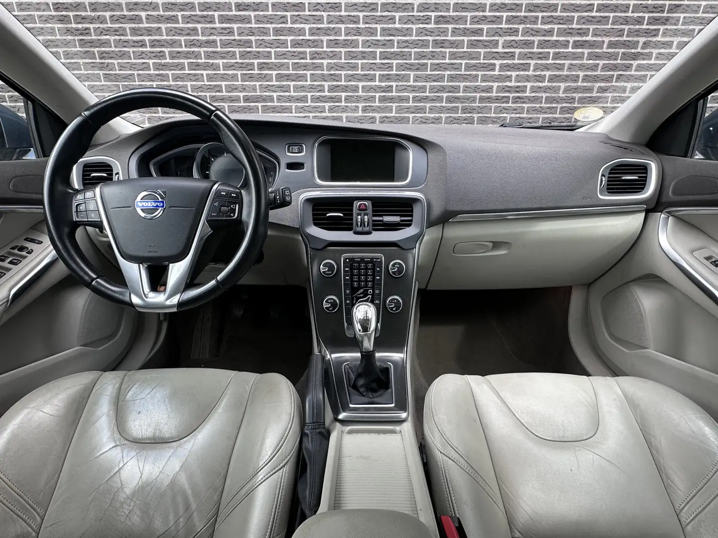 Volvo V40 1.6 D2 Momentum | Leder | Navigatie | Stoelverwarm Blauw - 2