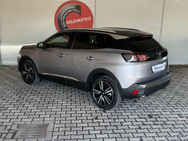 Peugeot 3008 view 3