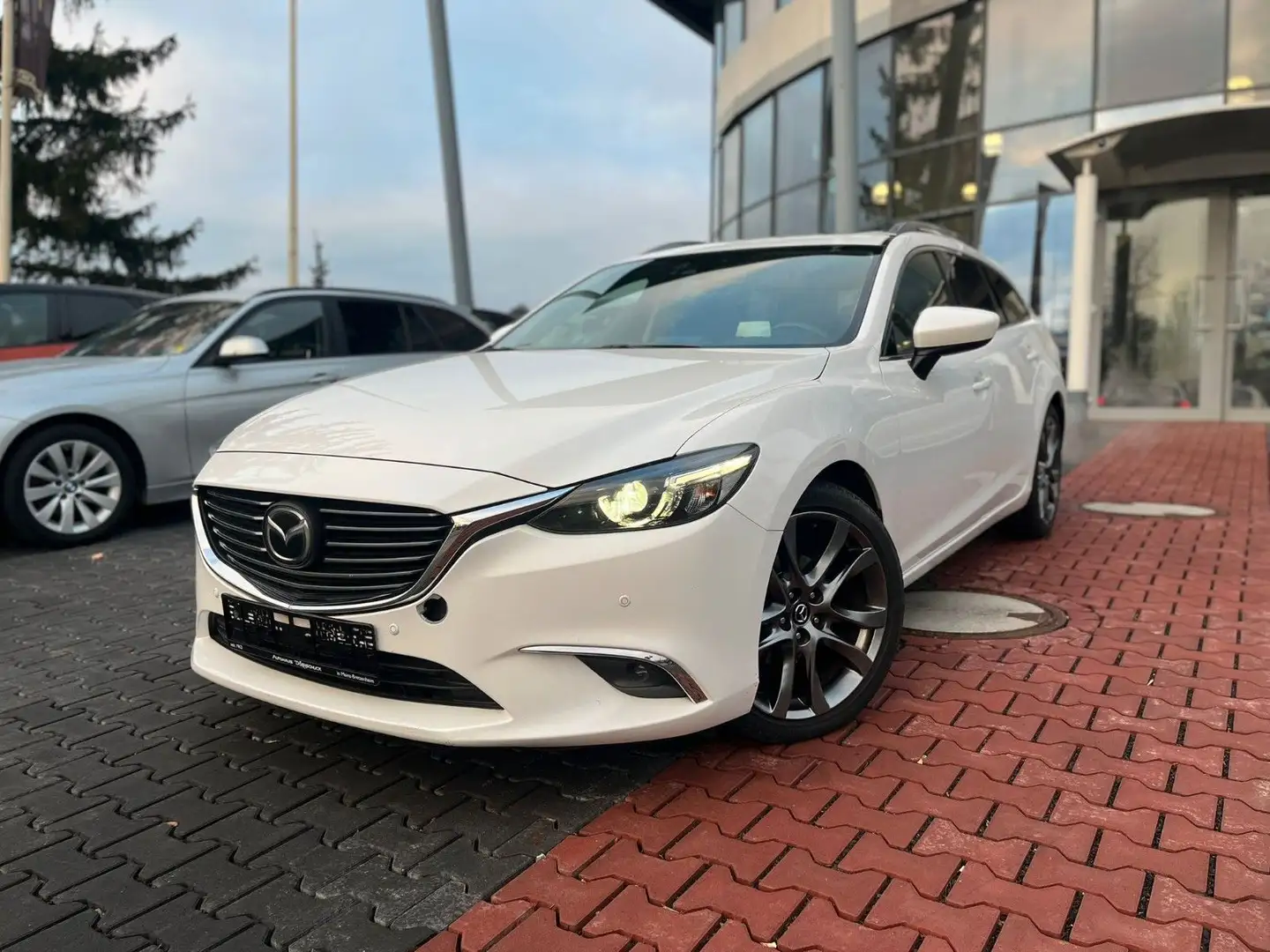 Mazda 6 2.2 D Kombi Nakama Intense Automatik 4x4 Weiß - 2