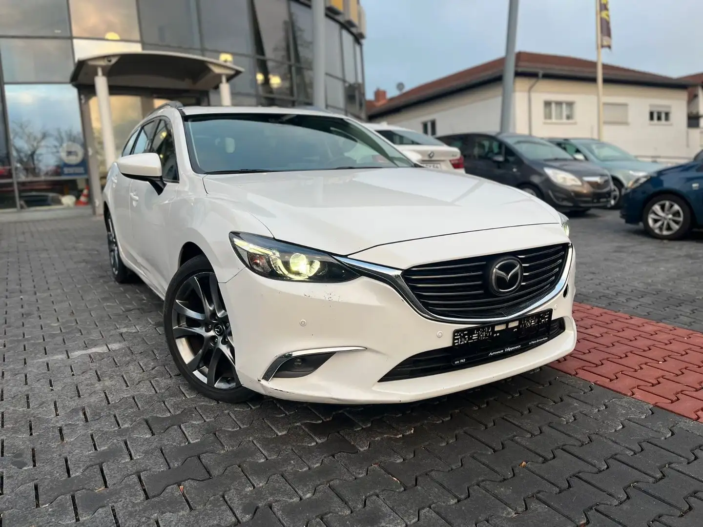 Mazda 6 2.2 D Kombi Nakama Intense Automatik 4x4 Weiß - 1