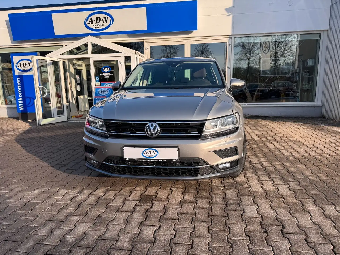 Volkswagen Tiguan Highline 2.0 TDI DSG *1.Hand*AHK*LED* Argent - 1